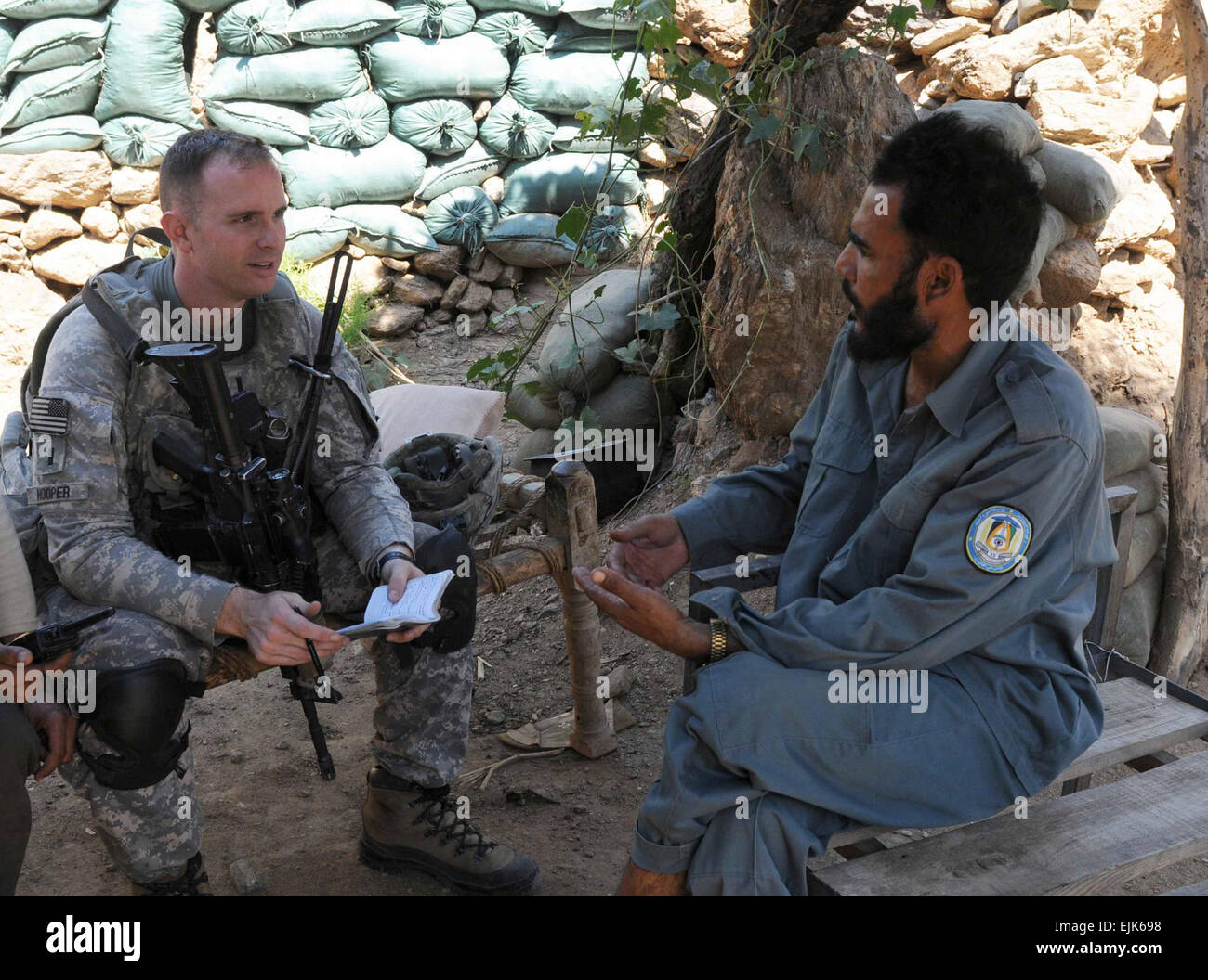 US Army 1st Lt. William B. Hooper, der Zugführer für 3rd Platoon, Firma D, 1. Bataillon, 327th Infanterie-Regiment, Task Force Bulldog, bespricht Bereich Sicherheitsprobleme mit einem Offizier am Dag afghanische Nationalpolizei Checkpoint in Ost-Afghanistan der Provinz Kunar Sept. 24.  US Army Staff Sgt. Gary A. Witte, 300. Mobile Public-Affairs-Abteilung Stockfoto