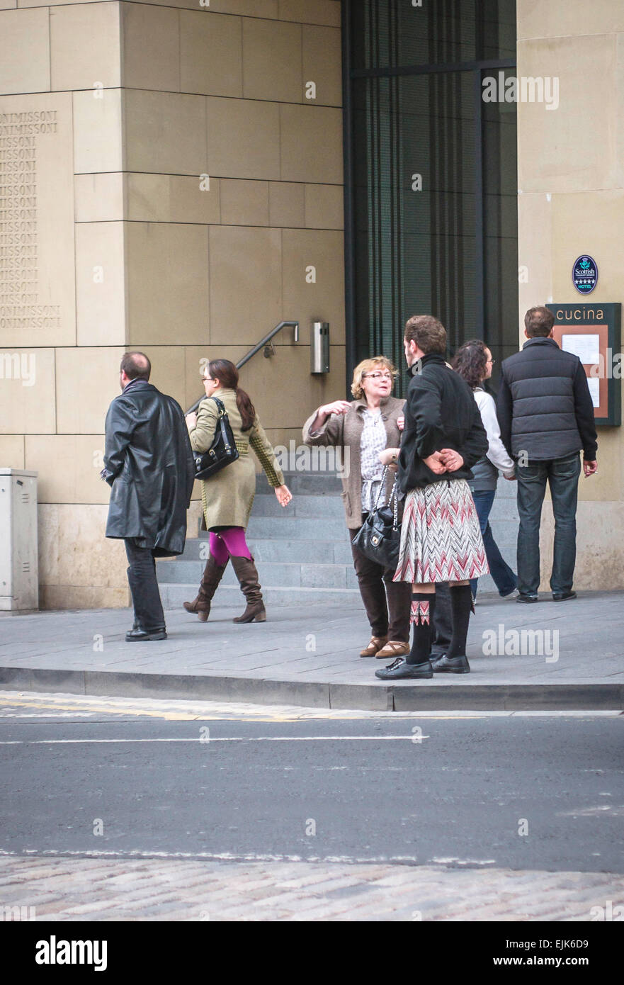 Ein Kilt tragen Portier bietet Informationen und Richtungen vor ein gehobenes Hotel in Edinburgh, Schottland. Stockfoto