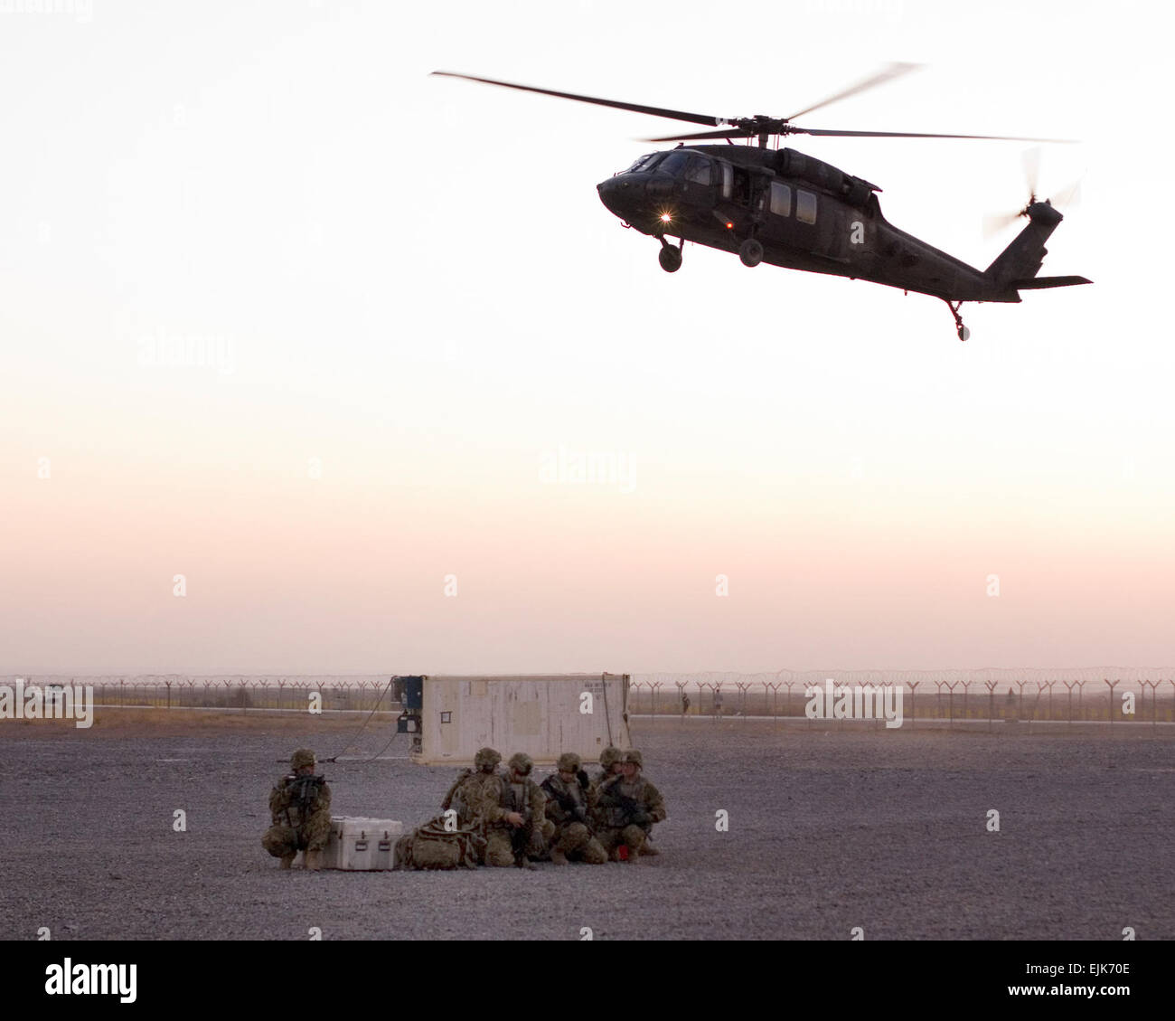 Abgestürzten Flugzeug Recovery Team Soldaten vom Task Force Arbeitstier, 603rd Aviation Support Battalion, unter Task Force Falcon, 3. Combat Aviation Brigade, erwarten die Ankunft von einem UH-60 Black Hawk Hubschrauber, ihnen von der Mission Website während einer Übung Jan. 3 Kandahar airfield, Afghanistan zu extrahieren. Stockfoto