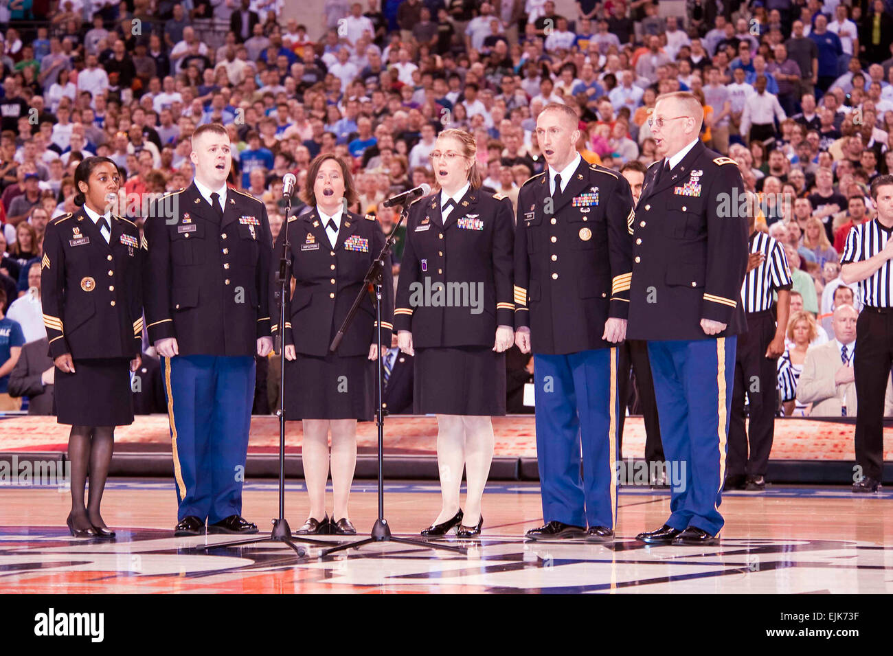 Mitglieder der Nationalgarde von Indiana singen die Nationalhymne in die NCAA Final Four 2010 Basketball-Spiel 2 April in Indianapolis. Soldaten sind, von links: Sgt. Betty Clarett, eine administrative Sergeant von Anderson, Indiana; Sgt. Daniel Grant, ein Radio und Kommunikation Sicherheit Reparatur Sergeant von Kokomo, Indiana; Major Lisa Kopczynski, ein Public Affairs Officer von Greenwood, ind.; Capt  Erica Stephenson, ein Logistik-Offizier von Franklin, ind.; Sgt. 1. Klasse Joe Sachen, einen chemischen Dekontamination-Zug-Sergeant aus Kansas City, Kansas; und Oberstleutnant Eric Ebb, Kaplan von Fort Wayne, ich Stockfoto