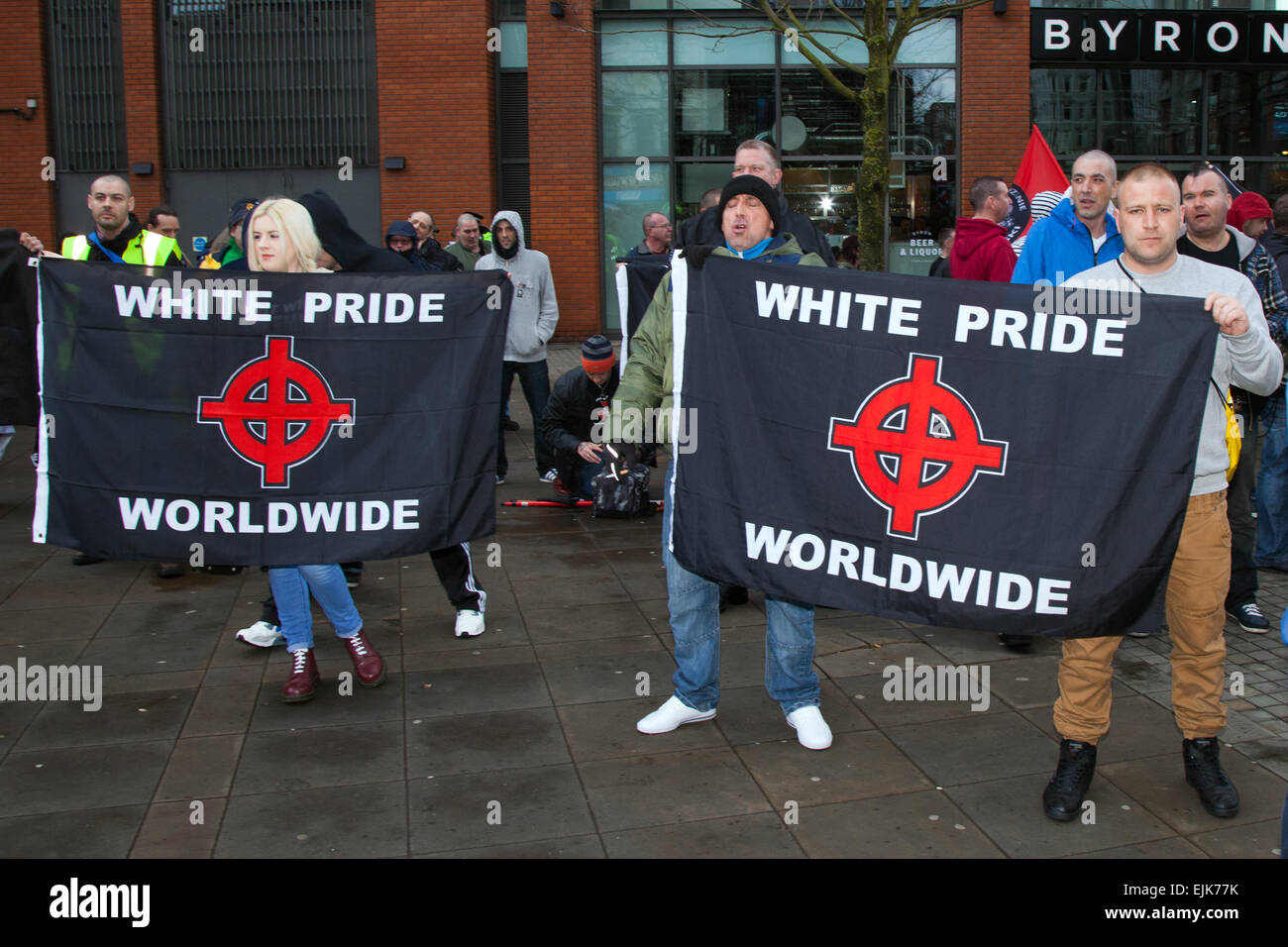 Demonstranten bei der neonazi-Kundgebung der Nationalen Front & White Pride Worldwide Demo in Piccadilly. Die rechtsextreme „White Pride“-Gruppe, die sich im Stadtzentrum von Manchester versammelt hatte, um eine Demonstration zu inszenieren, wurde verhaftet. Rund 50 Mitglieder der Gruppe schwenkten Fahnen, Banner und marschierten durch die Piccadilly Gardens. Mit antifaschistischen Aktivisten, die eine Gegendemonstration der Polizei inszenieren, die die beiden Seiten trennt. Die Polizei von Greater Manchester sagte, dass zwei Festnahmen wegen eines Bruchs des Friedens vorgenommen wurden. Der zweite wurde ebenfalls wegen einer öffentlichen Ordnungswidrigkeit im März 2015 festgehalten. Stockfoto