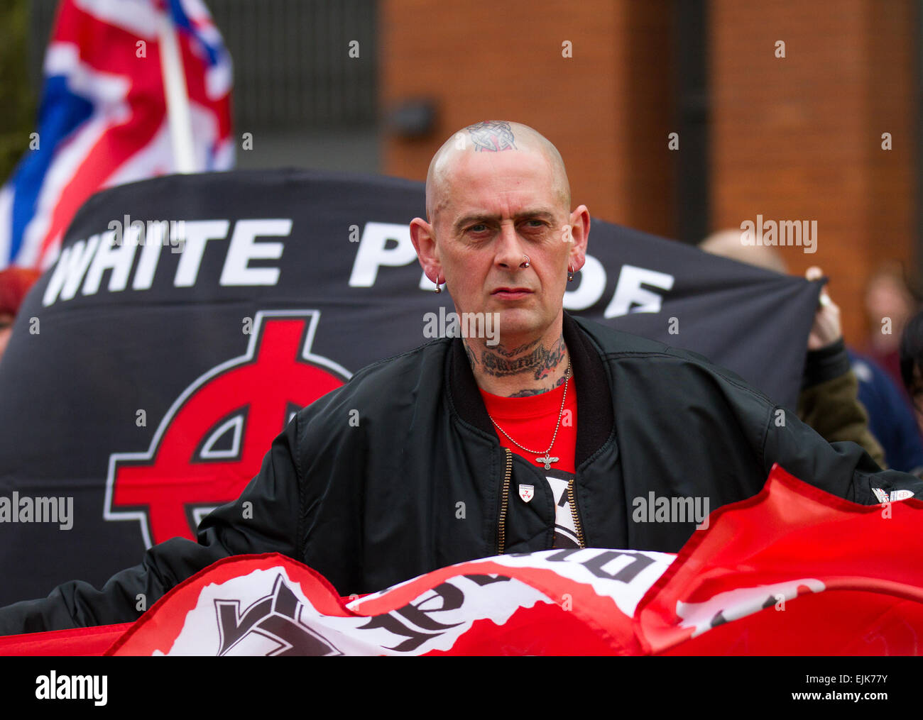 Manchester, Großbritannien, 28. März 2015. Rechten Demonstranten mit Flaggen & Fahnen an der Nationalen Front und White Pride Demo in Piccadilly. Die Verhaftungen wurden vorgenommen, so weit rechts 'White Pride' Gruppe in Manchester versammelt, um eine Demonstration zu inszenieren, wenn etwa 50 Mitglieder der Gruppe schwenkten Fahnen und marschierten durch die Piccadilly Gardens. Antifaschistische Aktivisten inszeniert eine Gegendemonstration und Polizei, die die beiden Seiten getrennt. Greater Manchester Polizei sagte, zwei Festnahmen vorgenommen wurden, eine für einen Verstoß gegen den Frieden. Die zweite war auch für eine öffentliche Ordnung Handlung statt. Stockfoto
