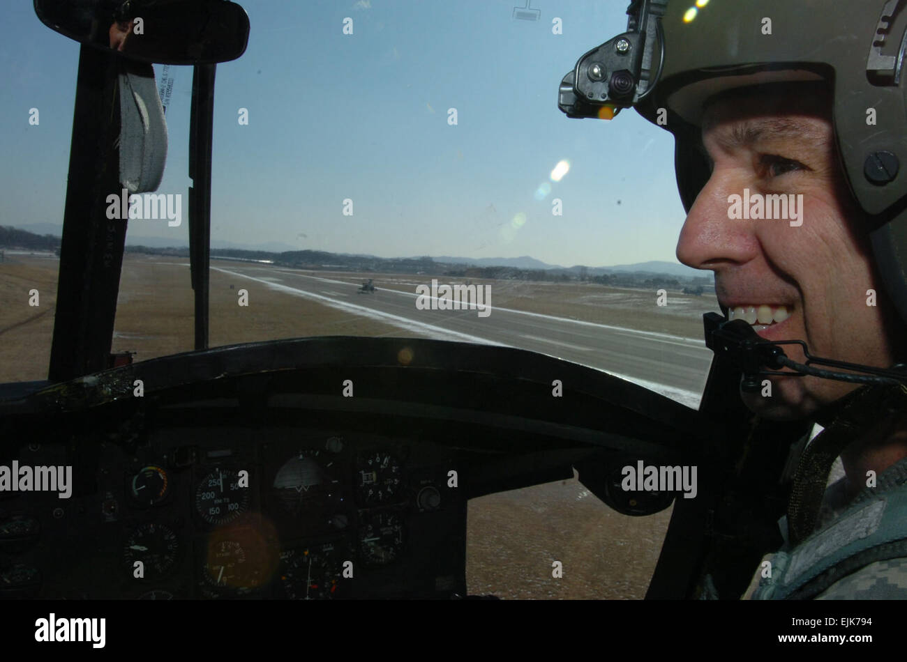 Chief Warrant Officer 5 Richard Chenault, Apache Pilot und Standardisierung Offizier mit HHC, 2. Kabine fliegen ein CH-47 Chinook Hubschrauber zum ersten Mal, Jan. 15, am Camp Humphries. Eine aktuelle Revision der Armee Flug Vorschriften erlaubt Chenault ein Chinook zum ersten Mal in seiner 27-jährigen Karriere zu steuern.  Ein erster, letzter Flug für Apache /-news/2009/03/10/18013-a-first-last-flight-for-apache-pilot/index.html pilot Stockfoto