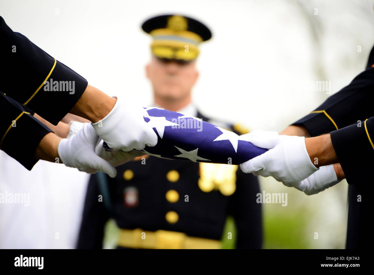 Soldaten der Delta Company, 3d US Infanterie-Regiment der alten Garde, Abgang Falten eine Flagge während der Beerdigung von Oberstleutnant Don C. glauben Jr., Kommandant, 1. Bataillon, 32st Infanterie-Regiment in Nationalfriedhof Arlington, VA., Apr. 17. Nach 62 Jahren der Einstufung als "Killed in Action Körper nicht erholt" fanden glauben Jr. bleibt in der Nähe das Chosin-Reservoir in Nordkorea ein Recovery Team. Seine sterblichen Überreste wurden durch DNA identifiziert und berichtet, dass die Öffentlichkeit durch Defense Prisoner Of War - Personalbüro am 11. Oktober 2012 fehlt. US Armee Sgt. Jose A. Torres Jr. Stockfoto