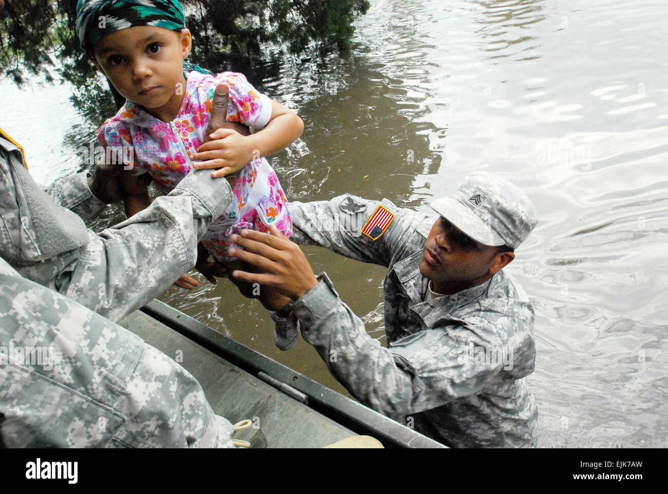 Sgt. Lee Savoy, ein Soldat mit dem 256. Brigade spezielle Truppen Bataillon, Lousiana Nationalgarde, räumt ein Kind, 30. August 2012 von den Fluten verursacht durch Hurrikan Isaac.  Sgt. Rashawn D. Price, 241st Mobile Public-Affairs-Abteilung Stockfoto