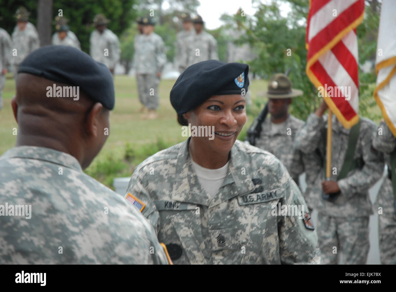 Command Sergeant Major Teresa King, bei einem Wechsel der Verantwortung Zeremonie vor der Unternehmenszentrale Fort Jackson Post hier gezeigten übernimmt als Kommandant der Drill Sergeant Schule, so dass sie die erste Frau, die Position zu halten.         Erste weibliche Kommandant übernimmt Führung bei Drill Sergeant School /-news/2009/09/23/27718-first-female-commandant-takes-reins-at-drill-sergeant-school/index.html Stockfoto