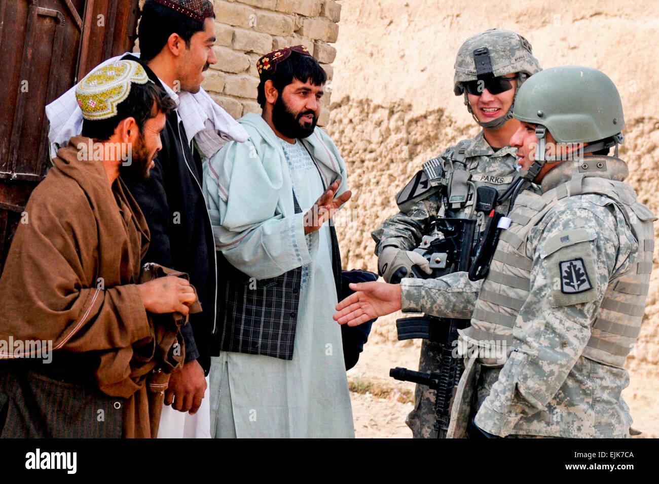 Kapitän Michael Parks, Charlie Kompanie, 1. Bataillon für spezielle Truppen, 1st Brigade Combat Team, 4. US-Infanteriedivision sprach mit einheimischen Popal Kolonie im 10 Bezirk der Stadt Kandahar 5 Dez. Charlie Co. führte eine Patrouille der Fuß durch die Stadt auf den Fortschritt der Kanal Sanierung im Bereich zugreifen.  Staff Sgt LaSonya Morales, 16. Mobile Public-Affairs-Abteilung Stockfoto