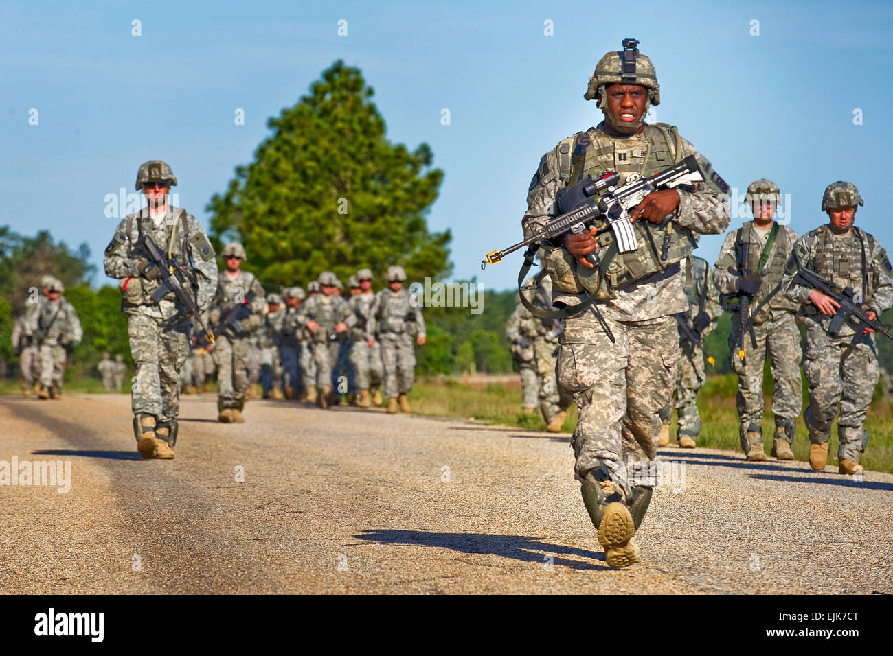 Üben Sie Soldaten der 82. US-Luftlandedivision in Fort Bragg, N.C., verschieben Sie an ihr Ziel 29. April 2010 aus, nach der Durchführung Luftlandeoperationen am Vorabend im Rahmen eines gemeinsamen gewaltsame Eintrag.  Die Übung bietet die Soldaten mit Training für Einsätze in realen Welt.   U.S. Air Force Photo/techn. Sgt Sean M. Worrell Stockfoto