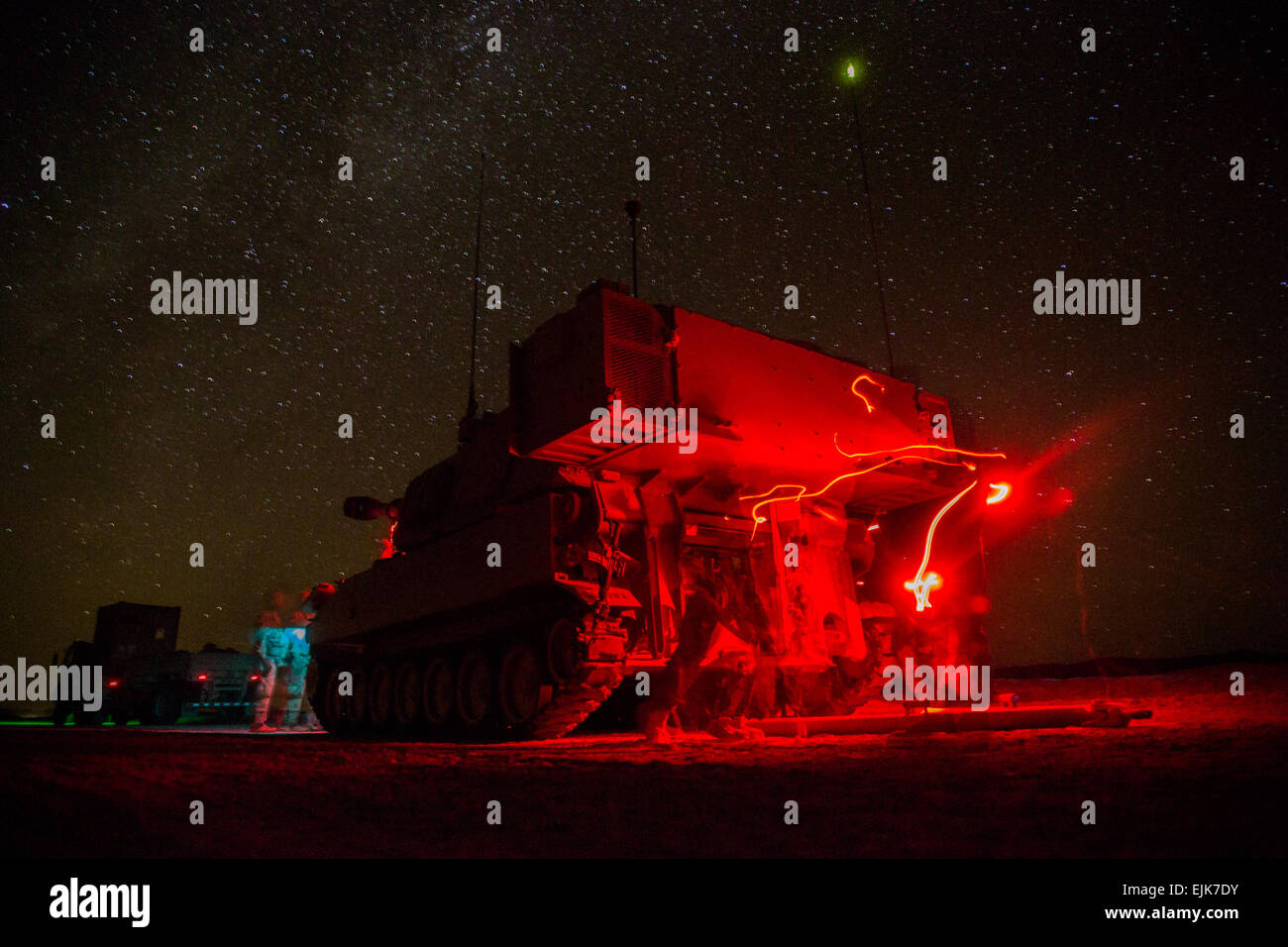 FORT IRWIN, Kalifornien - Soldaten der US Army, zugewiesen Bravo Company, 1. Bataillon, 77th Armor Regiment, 4. gepanzerte Brigade Combat Team, 1. US-Panzerdivision, bieten Sicherheit mit M109A6 Paladin vor einer Aufklärungs-Patrouille während der entscheidenden Aktion Rotation 14-10 im National Training Center hier, 24. September 2014. Entschlossenes Handeln Drehung Training Umwelt Rotationen wurden entwickelt, um ein häufiges Trainingsszenario für den Einsatz der Armee und der Koalitionstruppen zu erstellen.   Sgt. Richard W. Jones Jr., Betriebsgruppe, National Training Center Stockfoto