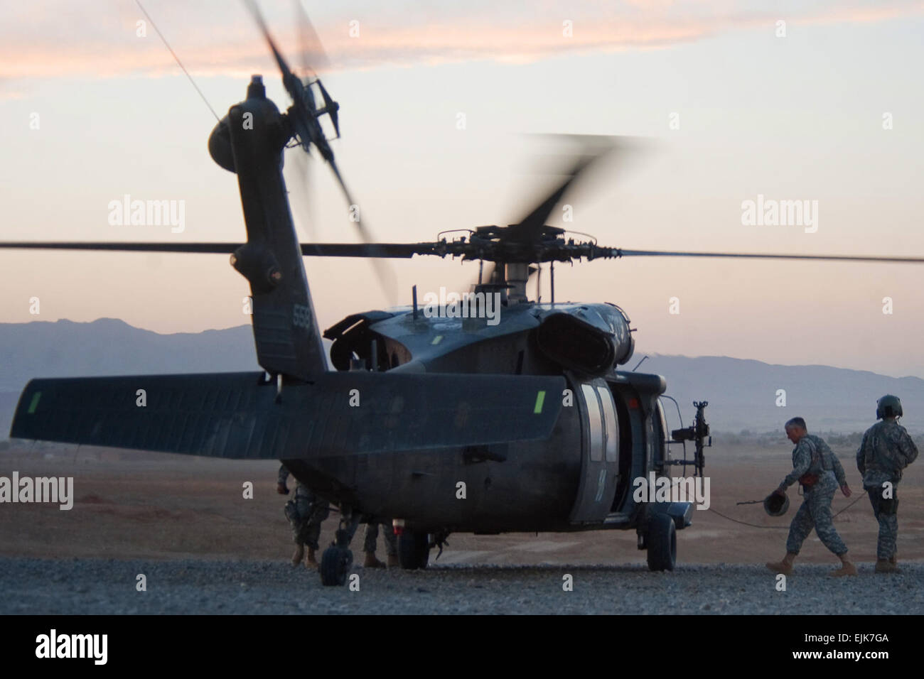 Stabschef der Armee, General George W. Casey Jr., besteigt ein UH-60 Blawkhawk Hubschrauber in Sharana, Afghanistan, 11. Oktober 2010.   Casey reiste nach Afghanistan, so konnte er Soldaten zu besuchen und treffen sich mit ISAF-Führung in den verschiedenen Regionen. Armee-Foto von D. Myles Cullen veröffentlicht Stockfoto