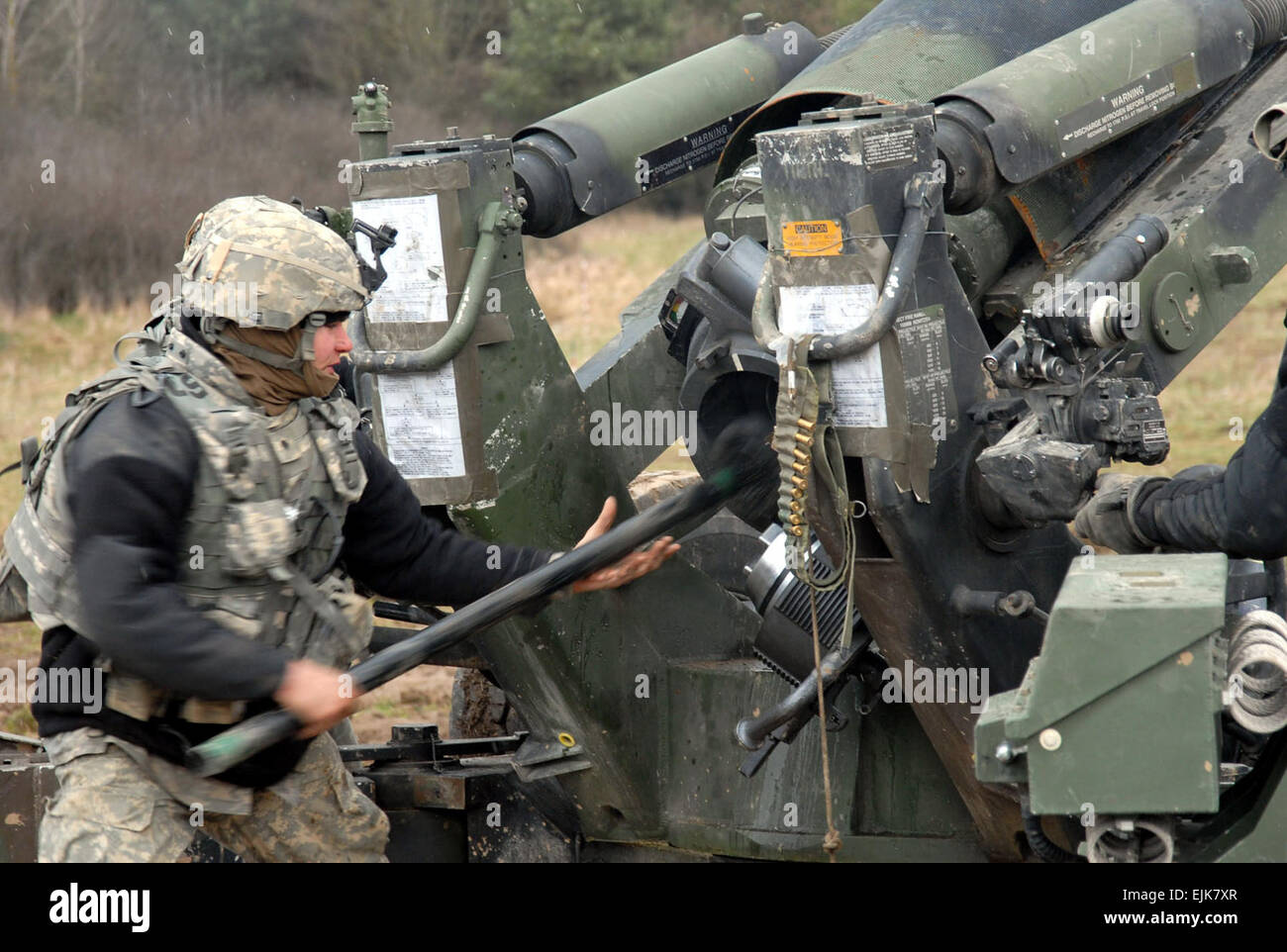 SPC. Ryan Harris Bravo Batterie, 4. Bataillon, 319th Airborne Field Artillery Regiment, 173rd Airborne Brigade Combat Team, Tupfer die Röhre von einer Haubitze M198 während einer Übung in Grafenwohr, Deutschland.   SPC. Blair Heusdens. Stockfoto