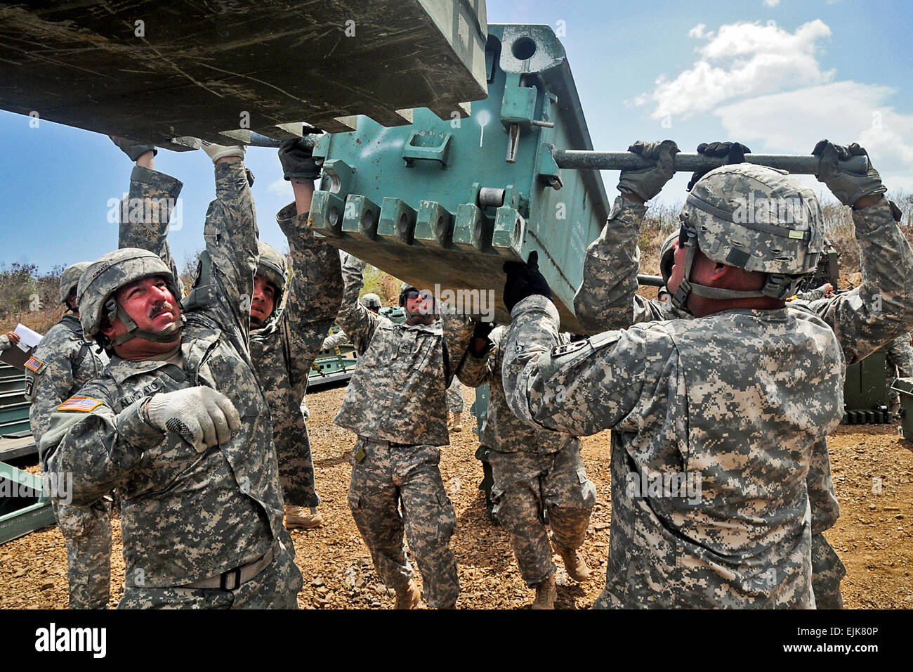 Bürger-Soldaten des 892nd Multi Rolle Bridge Company, von Puerto Rico Army National Guard, trainieren in der Versammlung des Medium Girder Bridge während des jährlichen Trainings Camp Santiago gemeinsame Manöver Training Center, Salinas, Puerto Rico, 9.Juli. Die Ausbildung bietet der PRNG den Vorteil, in der Lage, lokale Gemeinschaften in Notsituationen zu helfen.  SPC. Julio A. Saunders, 113. Mobile Public Affairs Ablösung, 101. Truppe Befehl Puerto Rico Army National Guard Stockfoto Bürger-Soldaten des 892nd Multi Rolle Bridge Company, von Puerto Rico Army National Guard, trainieren in der Versammlung des Medium Girder Bridge während des jährlichen Trainings Camp Santiago gemeinsame Manöver Training Center, Salinas, Puerto Rico, 9.Juli. Die Ausbildung bietet der PRNG den Vorteil, in der Lage, lokale Gemeinschaften in Notsituationen zu helfen.  SPC. Julio A. Saunders, 113. Mobile Public Affairs Ablösung, 101. Truppe Befehl Puerto Rico Army National Guard Stockfoto