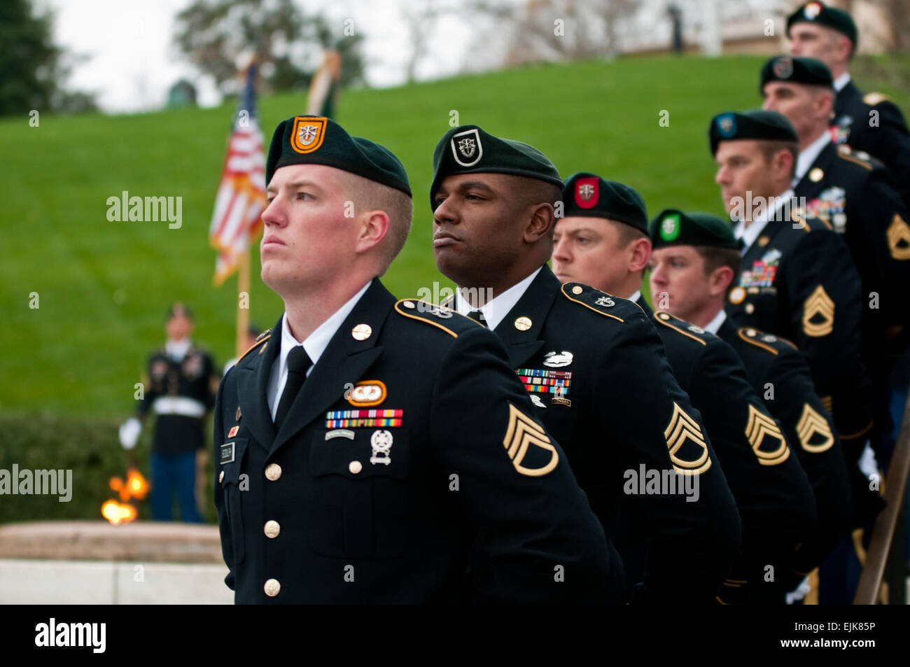 Green Beret Special Forces Soldaten aus der Armee sieben Special Forces Gruppen Wachen still während der Kranzniederlegung am Grab von Präsident John F. Kennedy, 17. November 2011, auf dem Arlington National Cemetery. Die Zeremonie markiert eine altehrwürdige Tradition zu Ehren Kennedy für seine Unterstützung und Befürwortung der Soldaten würde bekannt einfach als "Green Berets." Stockfoto