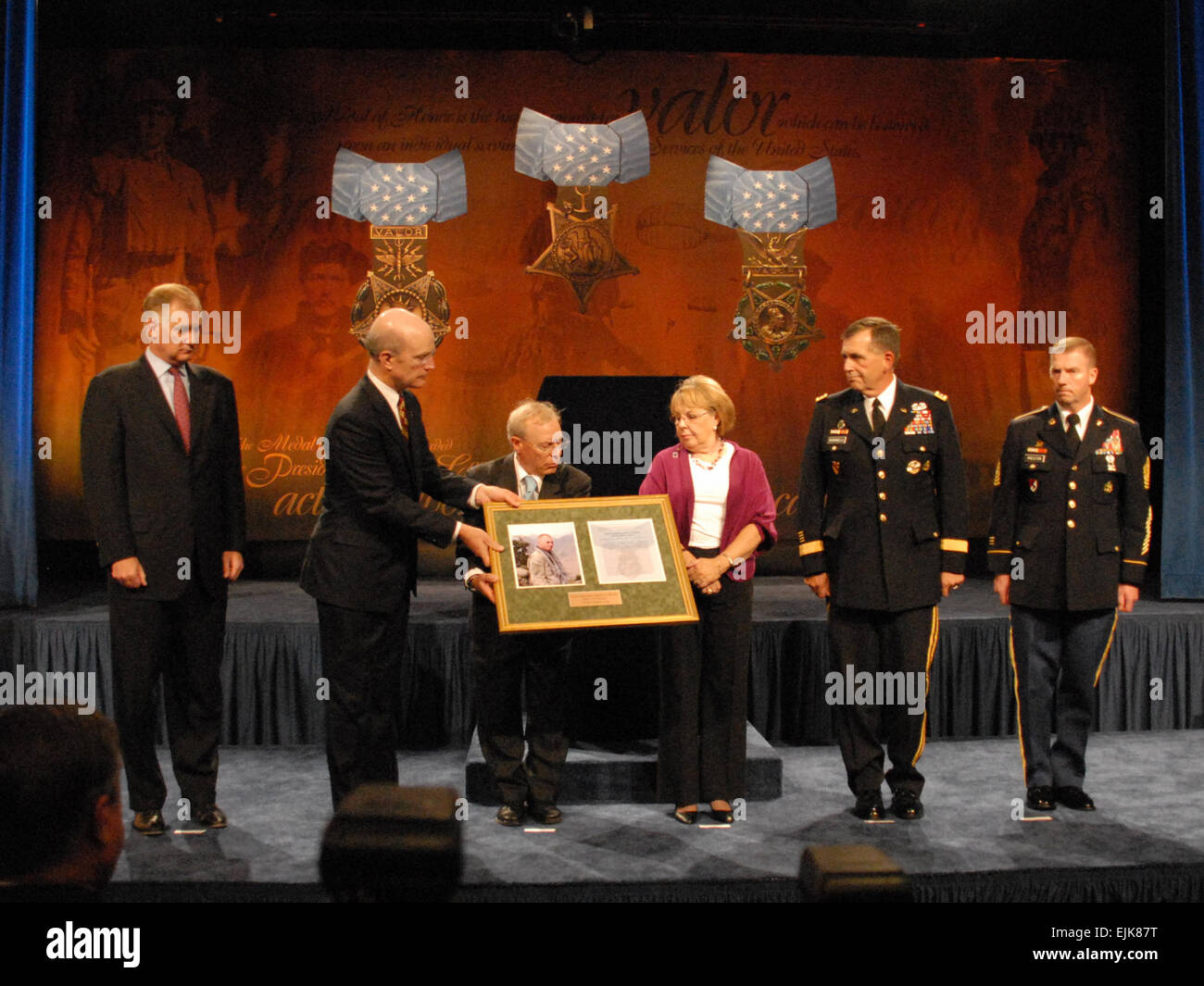 Ehemalige Armee-Sekretärin Pete Geren präsentiert Paul und Janet Monti mit einer Gedenktafel zu Ehren ihres Sohnes Sgt. 1. Klasse Jared Monti, während Montis Einarbeitung in des Pentagons Halle der Helden. Er erhielt postum die Medal Of Honor für sein Leben zu opfern, für einen anderen Soldaten in Afghanistan. Von links: stellvertretender Verteidigungsminister William Lynn III, Geren, Paul Monti, Janet Monti, Armee Vice Chief Of Staff General Peter W. Chiarelli und Sgt. Major der Armee Kenneth O. Preston.          Neueste Ehrenmedaille Empfänger in Pentagon /-news/2009/09/18/27577-newest-medal-of-honor-recipient-honor geehrt Stockfoto