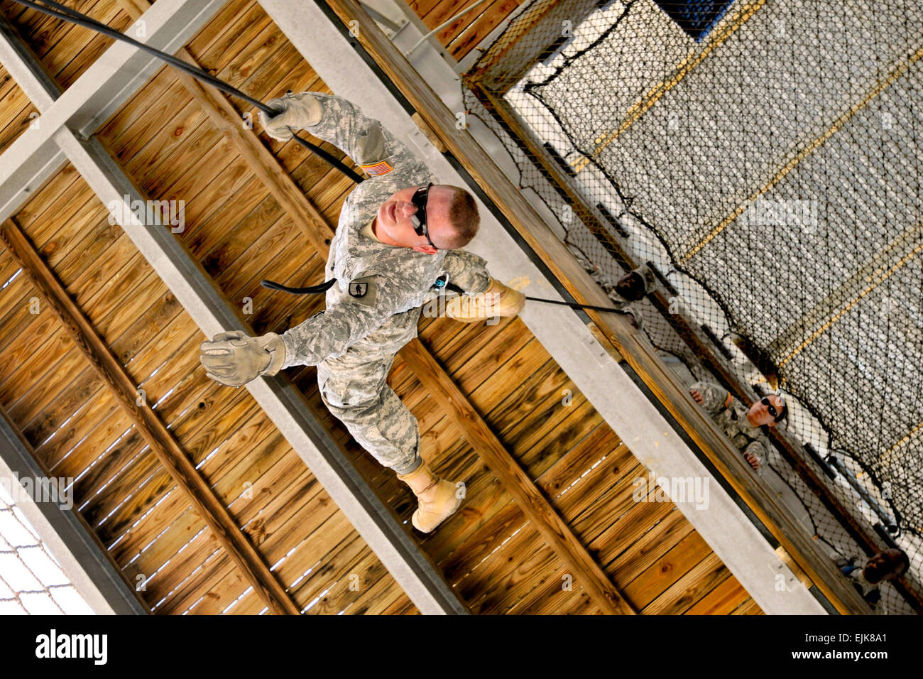 Kandidaten der South Carolina Army National Guard Palmetto Military Academy testen ihr Vertrauen in Fort Jackson 70 Sieg Turm 1. Juni 2013. PMA Kandidaten erobern den Turm 40-Fuß-Cargo net und 40-Fuß Abseilen Wand testen ihre Stärke und Selbstbewusstsein in Phase I von der 12-Monats-Quest, Offizier zu werden. US Army National Guard Foto von Sgt. Brian Calhoun Stockfoto