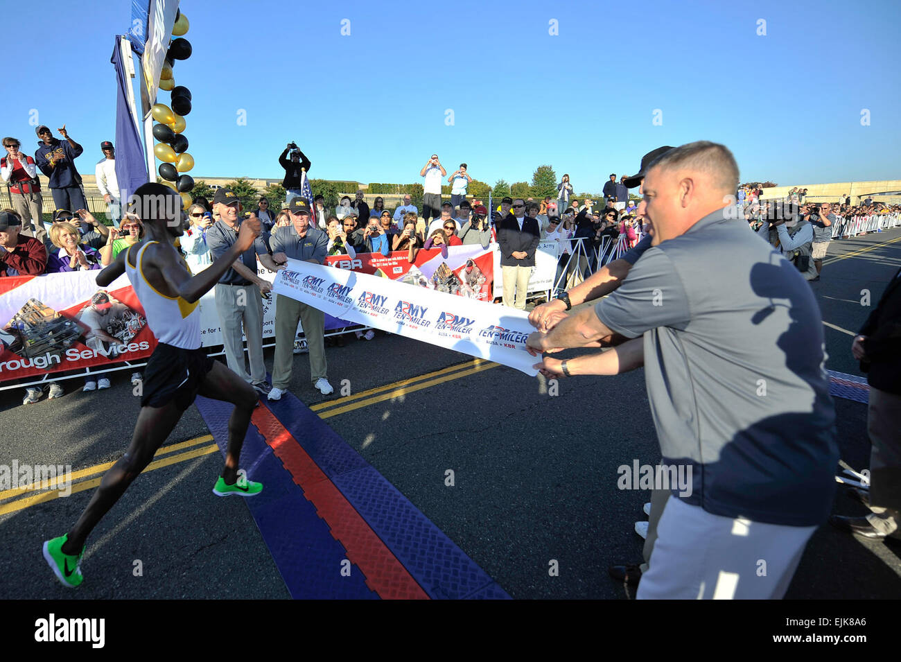 Im Ruhestand Armee General Gordon R. Sullivan, Präsident und Chief Operating Officer des Vereins der United States Army, General Raymond T. Odierno, Stabschef der Armee, Hon John McHugh, Secretary Of The Army Sergeant-Major der Armee Raymond F. Chandler III halten Sie einen Banner auf der Ziellinie für den Sieger 2011 Armee zehn Miler in Washington , D.C. 9. Oktober 2011.  Staff Sgt Teddy Wade Stockfoto