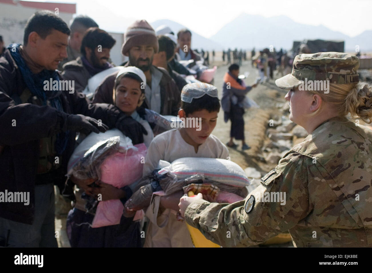 Provinz KABUL, Afghanistan 1. Februar 2011 – übergibt ein Soldat der US-Armee, 5-kg-Säcke Mehl Musahi Dorfbewohner, Montag. Die humanitäre Hilfe-Mission war ein Gemeinschaftswerk von ANP und Koalition zu decken, Jacken, Gehörschutz, Handschuhe, Socken, Kochen Öl, Reis, Bohnen, Zucker und Mehl – genug, um 500 Familien zu helfen. Es ist das dritte seiner Art in der näheren Umgebung in den letzten Monaten mit zwei weitere Missionen vor Ende des Sommers geplant. Stockfoto