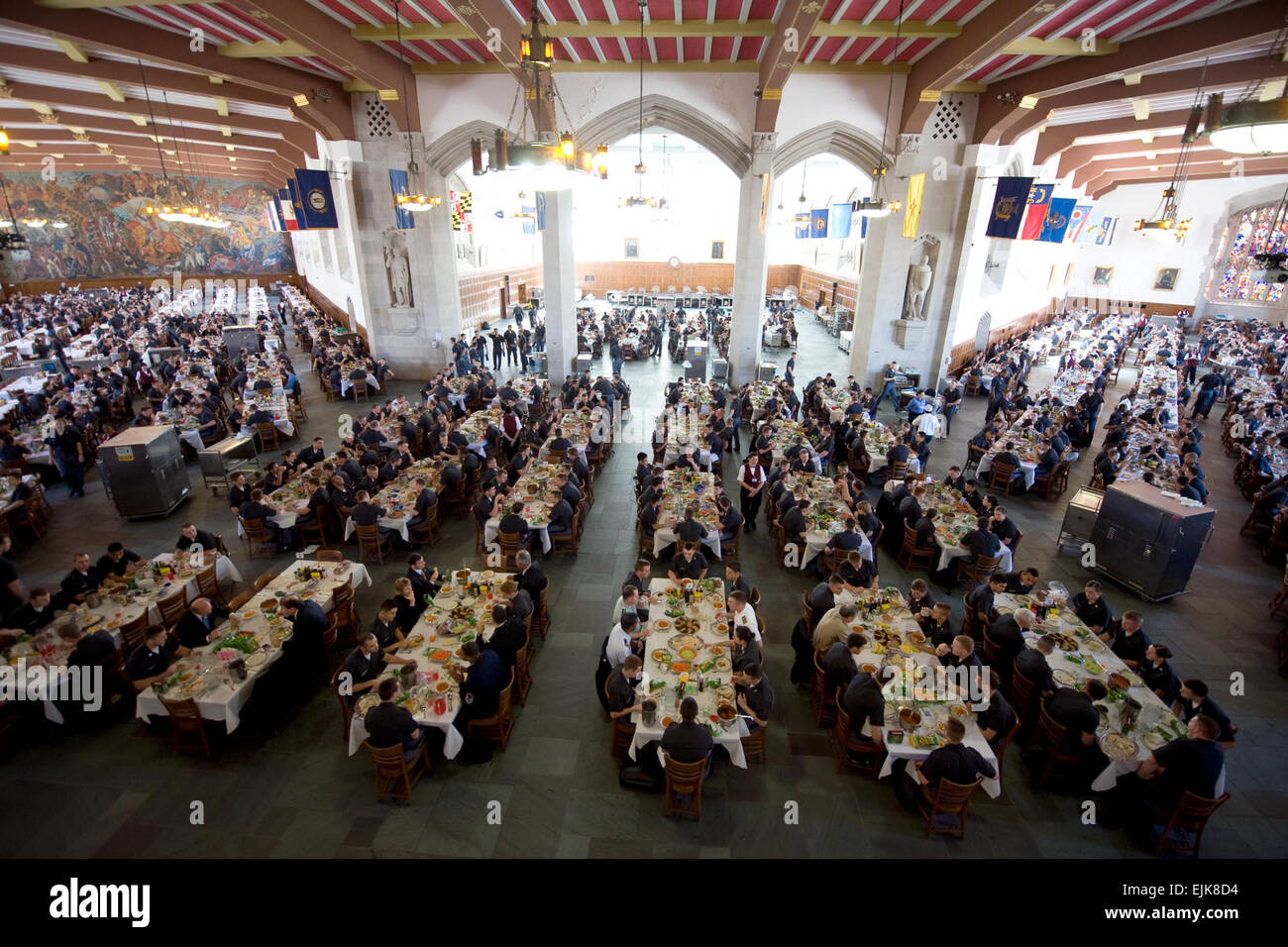 Verteidigungsminister Robert M. Gates isst Mittagessen mit Kadetten der United States Military Academy in West Point, in Washington Hall, New York, 23. April 2010.  DOD-Foto von Cherie Cullen veröffentlicht Stockfoto