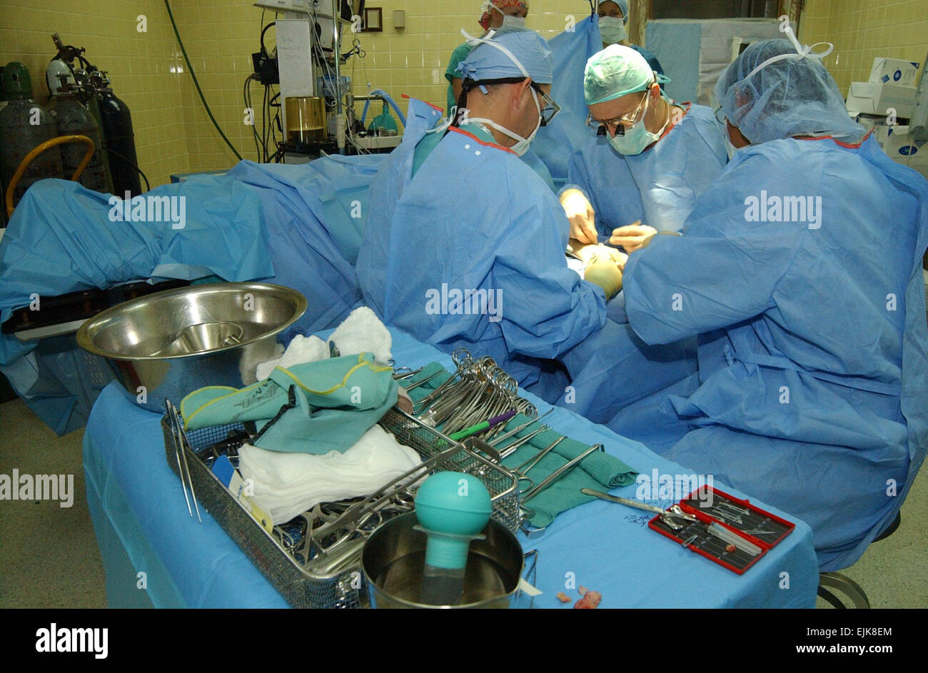 Armee Orthopadische Chirurgen Die Oberstleutnant Chris Wilson Verliess Und Major Pat Pollock Center Arbeiten Um Ein Patient Angeborene Hand Missbildung Als Krankenschwester Zu Schrubben Leo Vasquez Hilft Zu Reparieren Das Medizinische Team