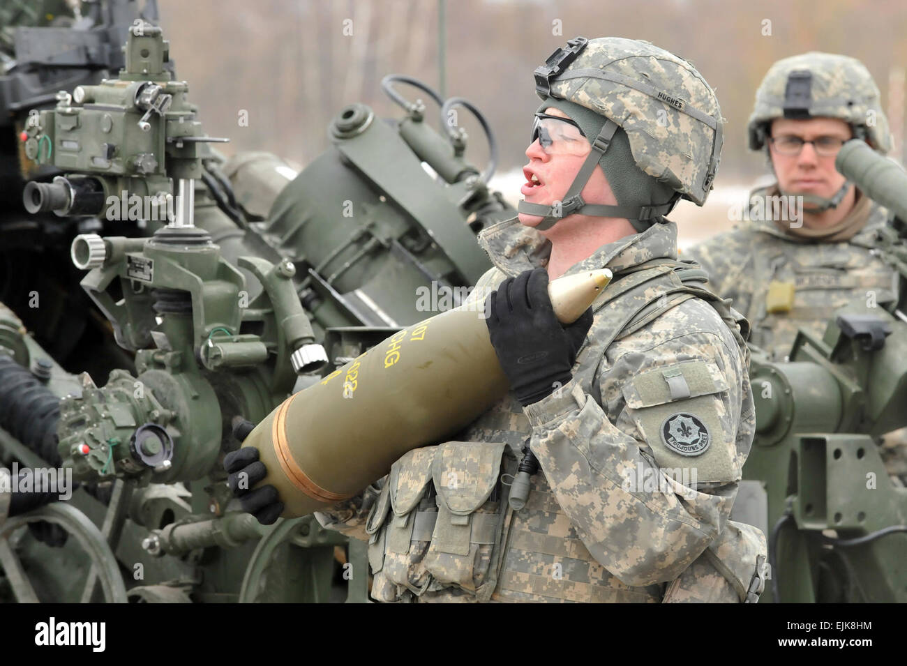 U.S. Army Soldaten zugewiesen an Bulldog Batterie Feldartillerie Geschwader, 2. Kavallerie-Regiment 2CR laden eine M777A2 Haubitze während des 2CR Manöver Probe Übung MRE in Grafenwöhr Training Area, Deutschland, am 13. Februar 2013.  Visuelle Informationen Spezialist Gertrud Zach/freigegeben Stockfoto