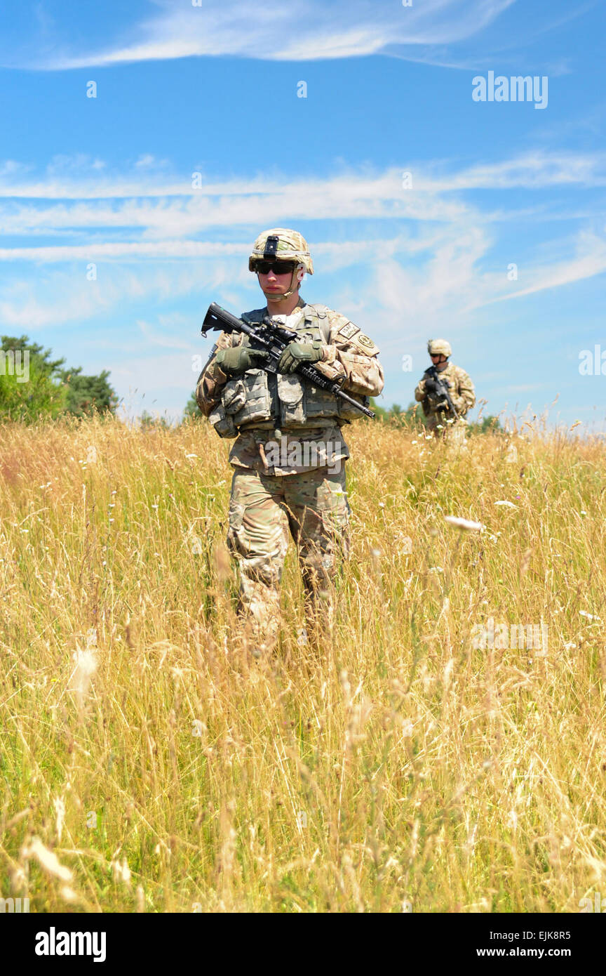 Armee Pfc. Kevin Erickson von Amery, WI, befestigt, 3. Staffel, 2. Kavallerie-Regiment, durchläuft die improvisierte Explosive Abstand Ausbildung Geräteklasse in Grafenwöhr Truppenübungsplatz in Deutschland, 16. Juli 2013. Das IED-Clearance-Training soll Soldaten Lehren, was Sie suchen, wenn eine Route zu löschen, um mögliche IED Standorte zu identifizieren.  Army Staff Sgt Pablo N. Piedra Stockfoto