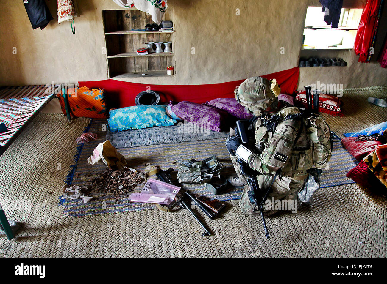 US Army Staff Sgt Jess Mckinney schaut Beweise dafür gefunden, während einer Mission in Bowri Tana in Khost Provinz, Afghanistan, 17. Juli 2011. McKinney erhält der 1st Infantry Division 1. Bataillon, 6. Feldartillerie-Regiment, 3rd Brigade Combat Team.  Sgt Joseph Watson Stockfoto