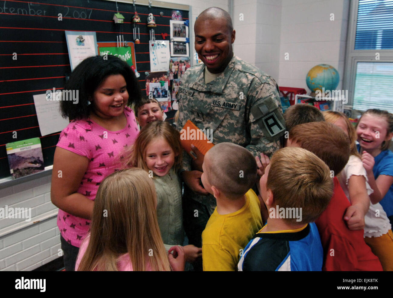US Army 1st Lt. Anthony Buchanan, von dem Camp Atterbury Public Affairs Office, bekommt eine Umarmung nach der Lektüre eines Buches für Kinder der Ostseite Elementary School in Edinburgh, ind., 11. September 2007. Soldaten wurden zur Teilnahme lesen Sie mit einem Helden-Tag zum Gedenken an 11. September 2001 eingeladen. Soldaten, sowie Polizei und Feuerwehr, Gemeindeleiter und Freiwilligen, lesen Sie Geschichten, die Kinder mit Themen wie Patriotismus, Gerechtigkeit, Toleranz und Ereignisse, die an diesem Tag entfaltet.  Staff Sgt Russell Kilka Stockfoto