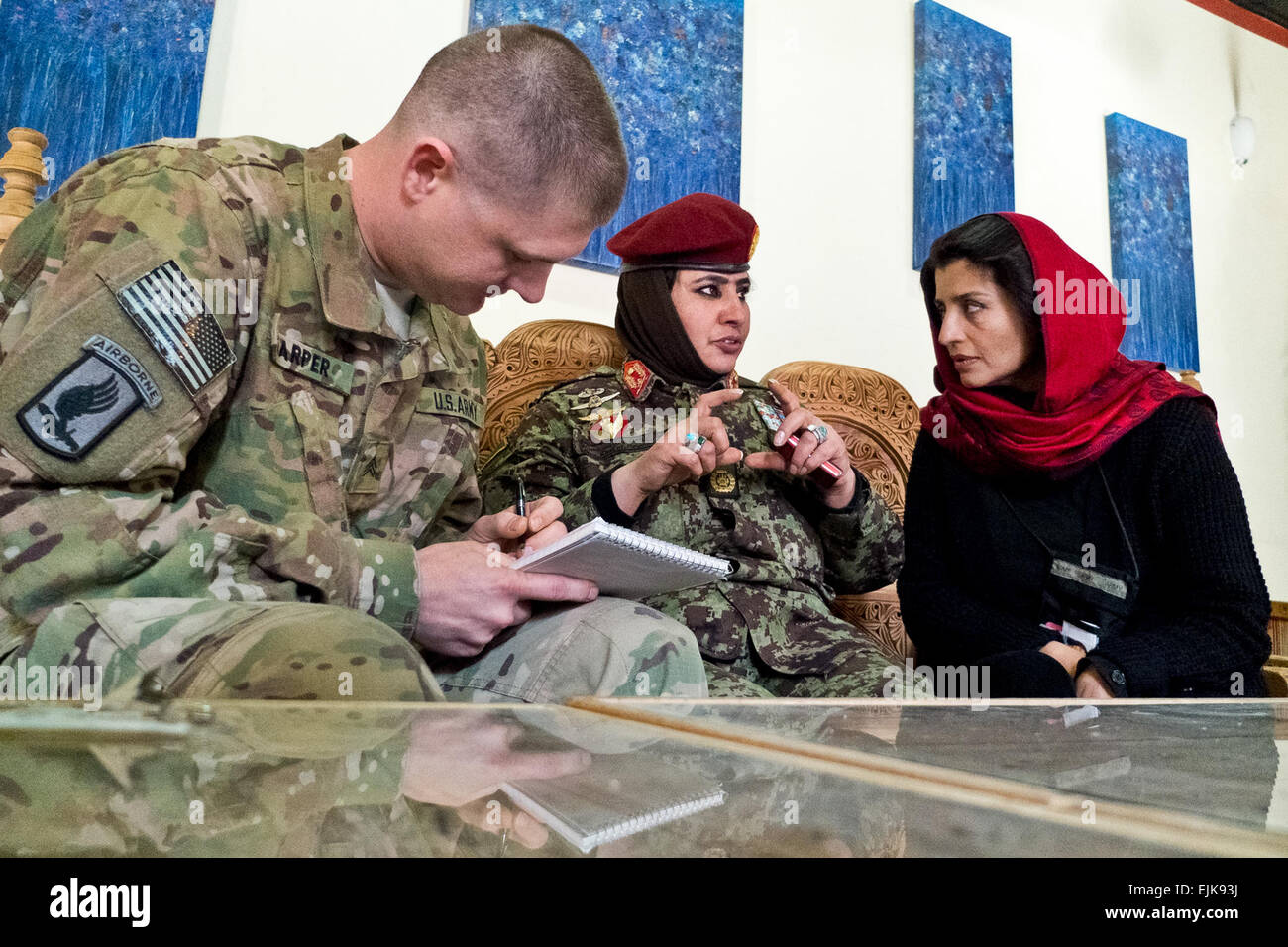 Afghan National Army Generalmajor Khatoll Mohammedzai, Anwsers Fragen von Öffentlichkeitsarbeit Fotojournalist Sgt. Christopher Harper in der Mittagspause auf der Shafafiyat gesponsert internationaler Frauentag-Tages-Veranstaltung zu Ehren der mutigen Frauen von Afghanistan International Security Assistance Force Headquarters, Kabul, Afghanistan, März 7 Shafafiyat ist eine ISAF-Agentur arbeitet mit Gemeinschaftsführer zur Bekämpfung der Korruption. Shafafiyat ist eine afghanische Wort, das bedeutet "Transparenz" in englischer Sprache.  ISAF-Hauptquartier Public Affairs Office, Maitre Christian Valverde, französische Marine. Stockfoto