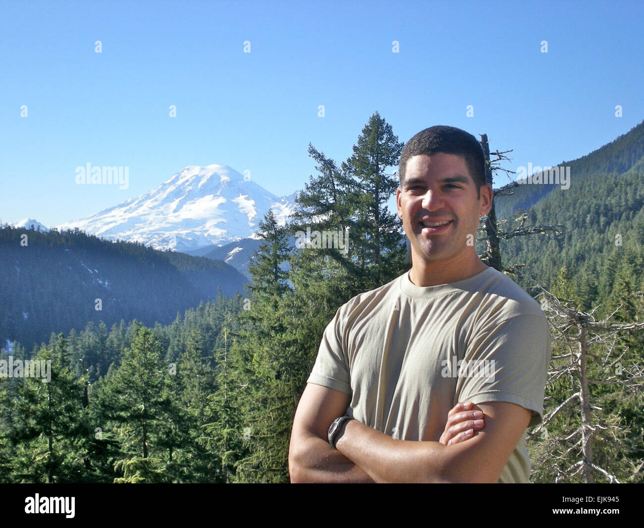 Staff Sgt Daniel Bari, hier gezeigten vor Mount Rainier im Staat Washington, sagte, dass er plant, Erstbesteiger des Mount Everest im Jahr 2012. Bari, St. Louis Park, Minn, Native und ein Sanitäter mit der 34. Infanteriedivision Red Bull stieg einen Teil des Mount Rainier während der Vorbereitung für seinen Einsatz in den südlichen Irak.        Irak, Everest: Medic zielt auf der Erde höchste Gipfel /-news/2009/12/28/32322-iraq-to-everest-medic-aims-for-earths-highest-peak/index.html Stockfoto