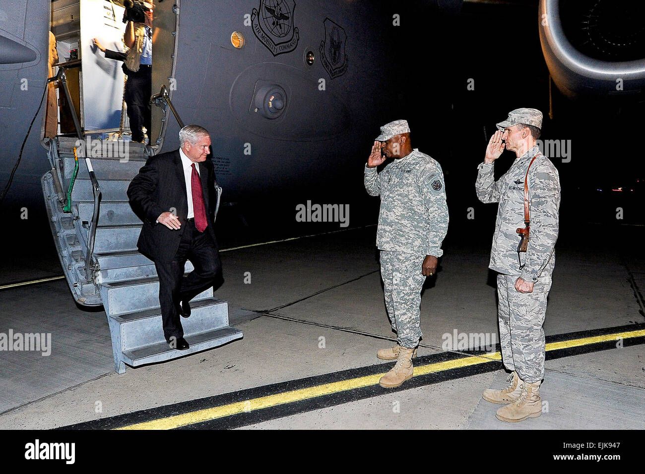 Verteidigungsminister Robert M. Gates wird von U.S. Forces-Irak Kommandierender General Lloyd Austin begrüßt, da er eine Dover Air Force Base c-17 Globemaster am Flughafen Bagdad, Irak, 6. April 2011 steigt.  Master Sergeant Jerry MorrisonRELEASED Stockfoto