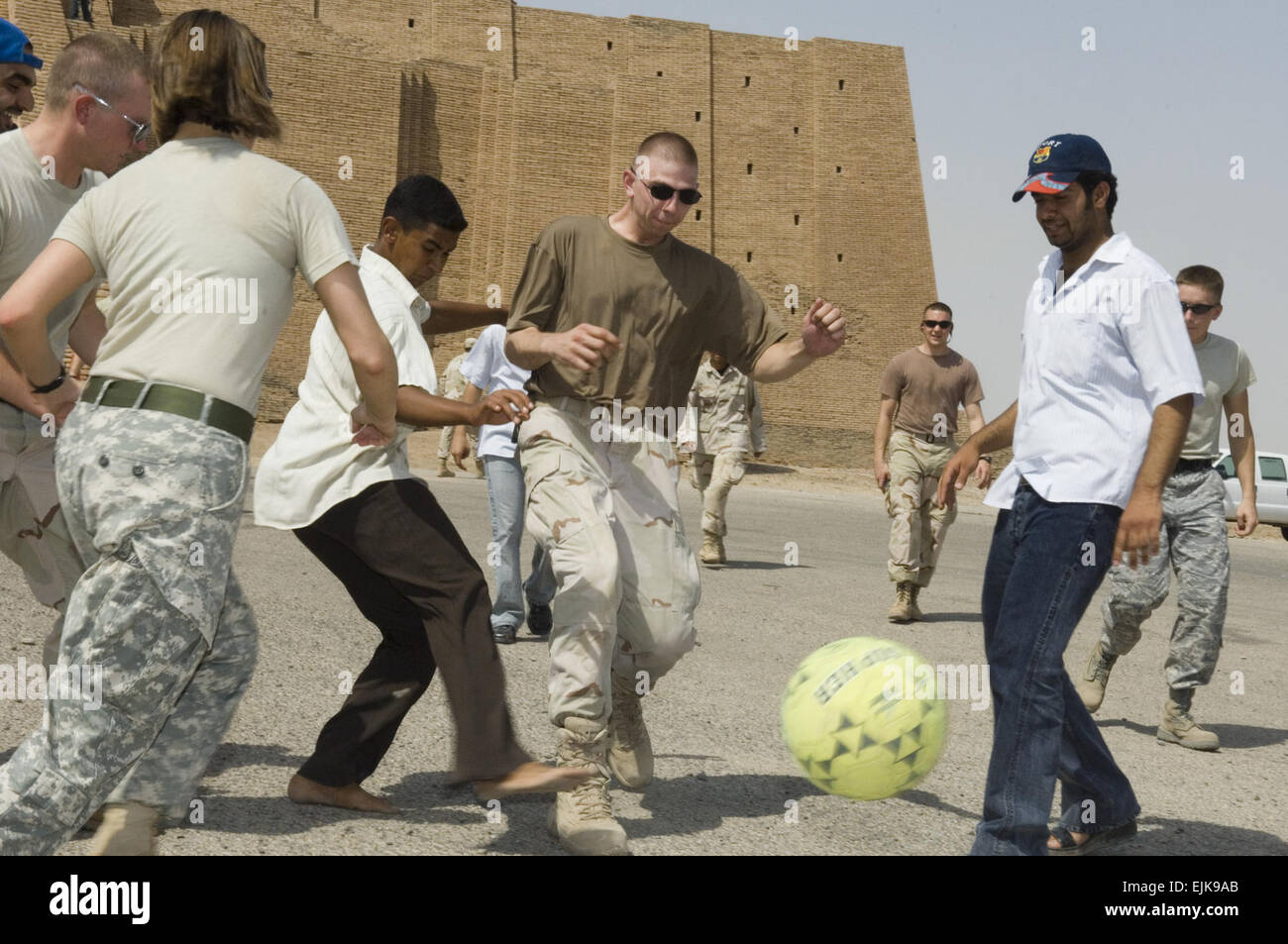 US Air Force Piloten, US Armee-Soldaten und irakische Bürger spielen Fußball bei einem Besuch in einem historischen Zikkurat befindet sich auf Ali Air Base, Irak, 21. August 2007.  Master Sergeant Robert W. Valenca Stockfoto