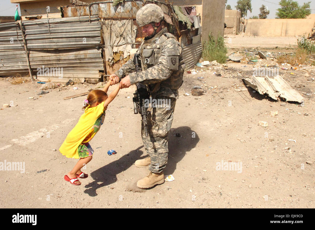 US Army Spc. Derrick Watkins, ein Infanterist mit Alpha Company, 1. Bataillon, 149. Infanterie-Regiment, Witze mit einem lokalen irakische Mädchen während einer Patrouille im Abschnitt Al Furat von Bagdad, 29. August 2007.  Staff Sgt Jon Soucy Stockfoto