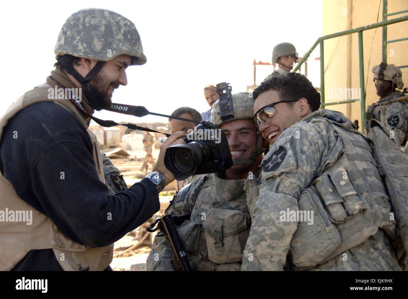 US Armee Sgt. Daniel Gaud und Spc. Guy M. Storz Blick auf ein Foto von sich selbst eingenommen von einem Fotografen der Associated Press in Muqdadiyah, Irak, 11. Dezember 2007. Die Soldaten sind mit 2nd Platoon, Bravo Company, 2. Bataillon, 23. Infanterie-Regiment, 3rd Brigade Combat Team, 2. US-Infanteriedivision.  SPC. LaRayne Hurd Stockfoto