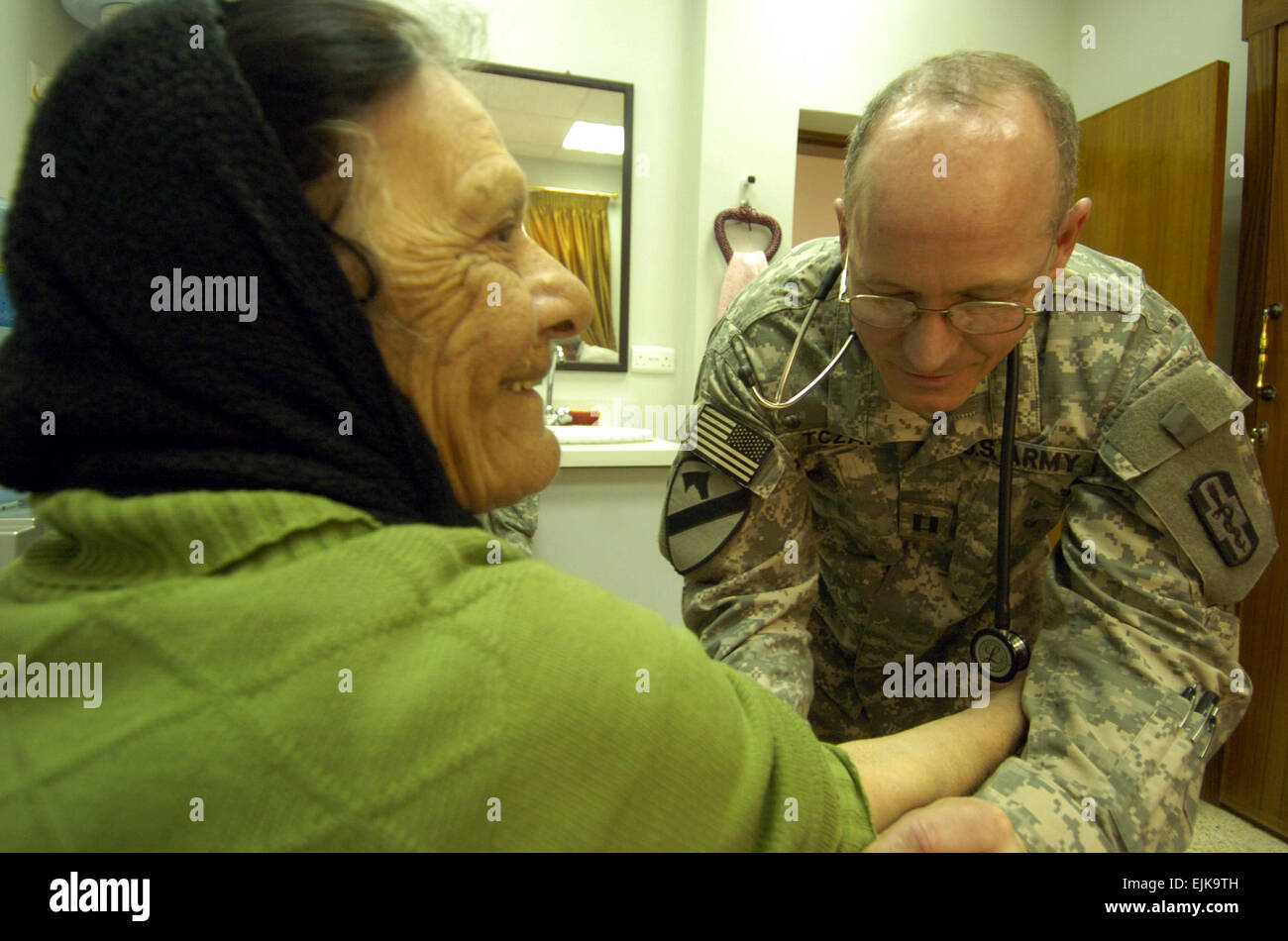 US Army Captain James Tczap, der Bekämpfung 785. Stress Control Company, untersucht eine irakische Frau im medizinischen gemeinsam an das Gesundheitsministerium Gebäude in Bagdad, Irak, 18. Februar 2008.  SPC. Nicholas Hernandez veröffentlicht Stockfoto