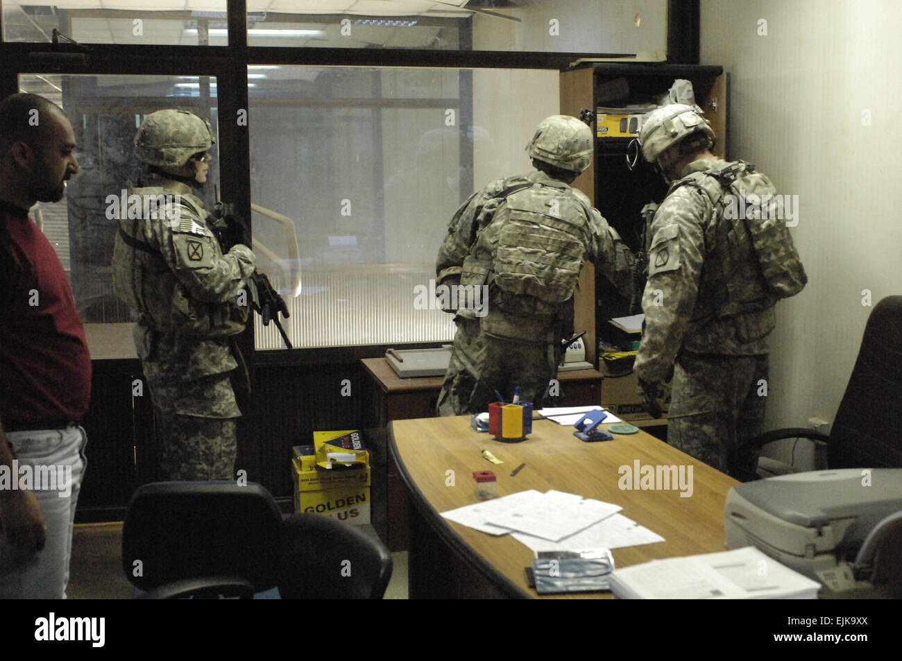 US-Armeesoldaten zugewiesen 5. Bataillon, 25. Feldartillerie-Regiment, 4th Brigade Combat Team, 10th Mountain Division, irakische Nationalpolizei vom 3. Bataillon, 1. Brigade Combat Team, 1. Division und Soldaten der irakischen Armee durchführen einer Suche Mission für illegale Schusswaffen und improvisierten Sprengkörpern Caches in Bagdad, Irak, 15. März 2008.  Staff Sgt Jason T. Bailey Stockfoto