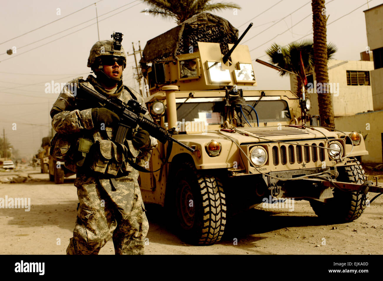 US-Armee Pfc. Angel Marrero, 2. Zug, Bravo Batterie, 5. Bataillon, 25. Feldartillerie-Regiment, 4th Brigade Combat Team, 10th Mountain Division zugewiesen führt eine Patrouille in Karadah, Irak, 19. März 2008.  Staff Sgt Jason T. Bailey Stockfoto