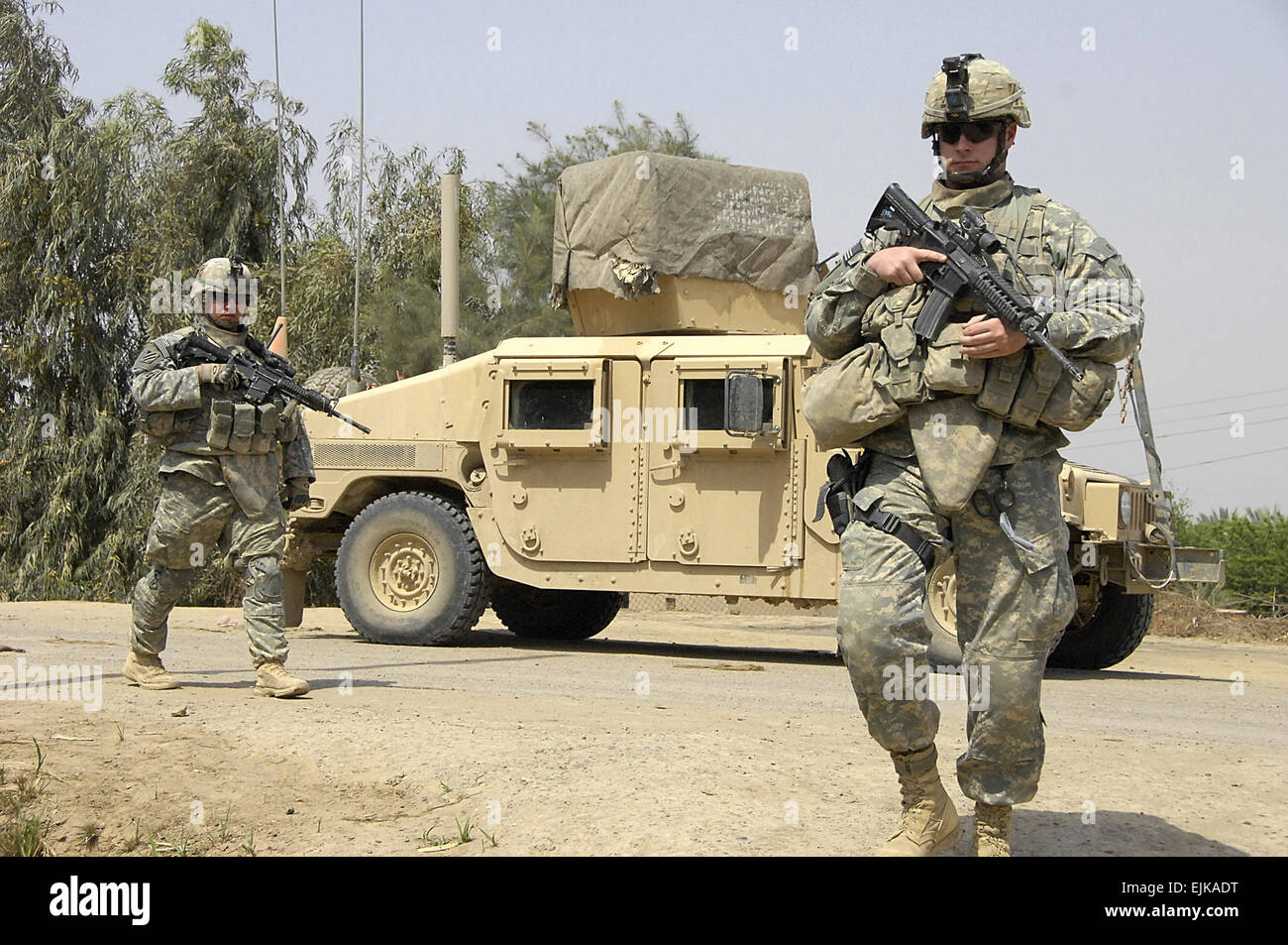 US-Armee Sfc. Cory West und Spc. John Bell führen eine Mission um ein Haus außerhalb der Befehl Outpost Carver, Irak, 2. April 2008, zu untersuchen, die zuvor von Al Qaeda operative Abu Ziyad besetzt war. Die Soldaten sind von Bravo Company, 1. Bataillon, 15. Infanterie-Regiment, 3. Heavy Brigade Combat Team, 3. Infanterie-Division.  SPC. Daniel Herrera Stockfoto
