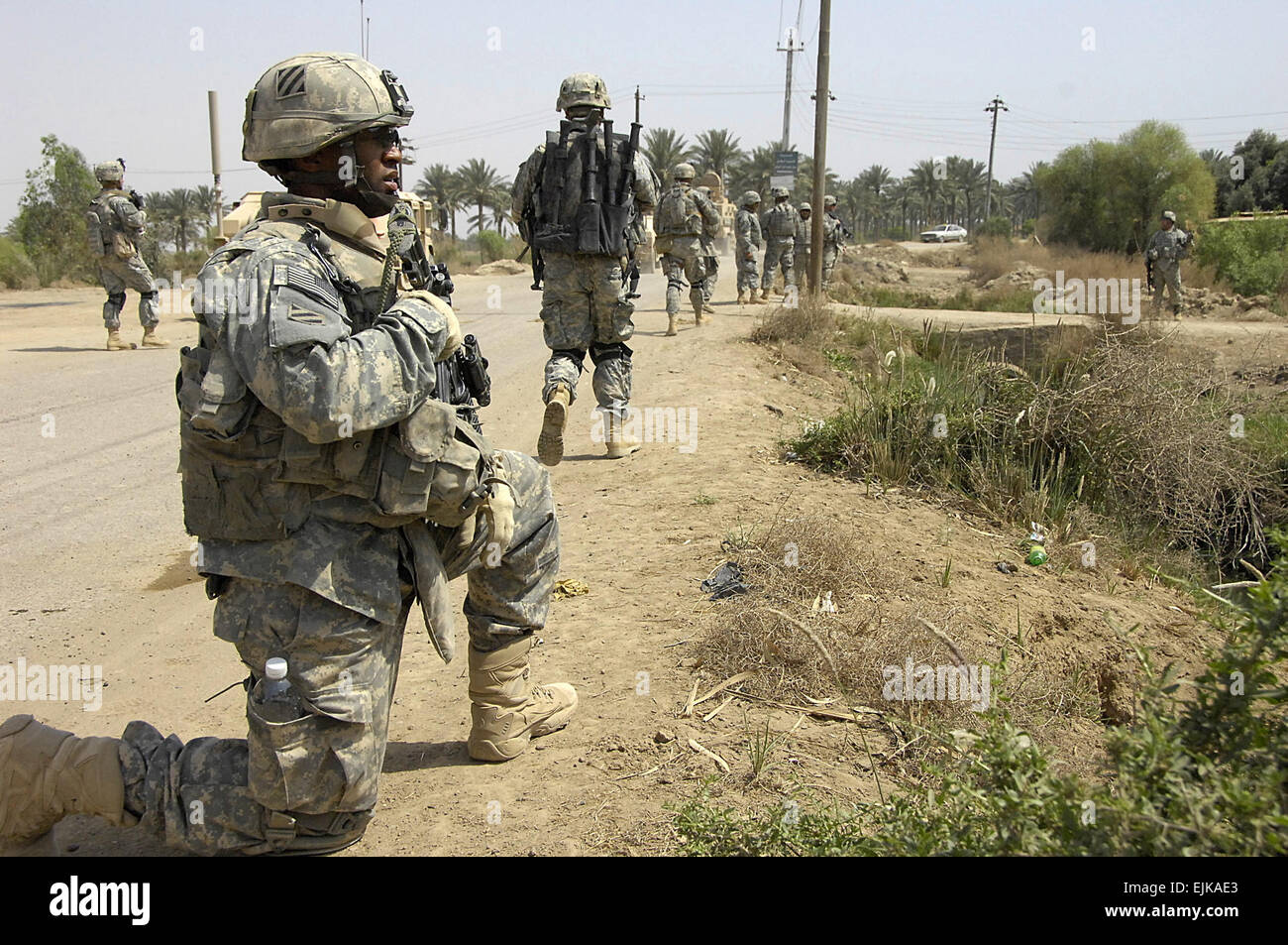 US Armee Sgt. Ivan Williams sorgt für Sicherheit während einer Mission zu einem Haus außerhalb der Befehl Outpost Carver, Irak, 2. April 2008, zu untersuchen, die zuvor von Al Qaeda operative Abu Ziyad besetzt war. Williams ist von Bravo Company, 1. Bataillon, 15. Infanterie-Regiment, 3. Heavy Brigade Combat Team, 3. Infanterie-Division.  SPC. Daniel Herrera Stockfoto