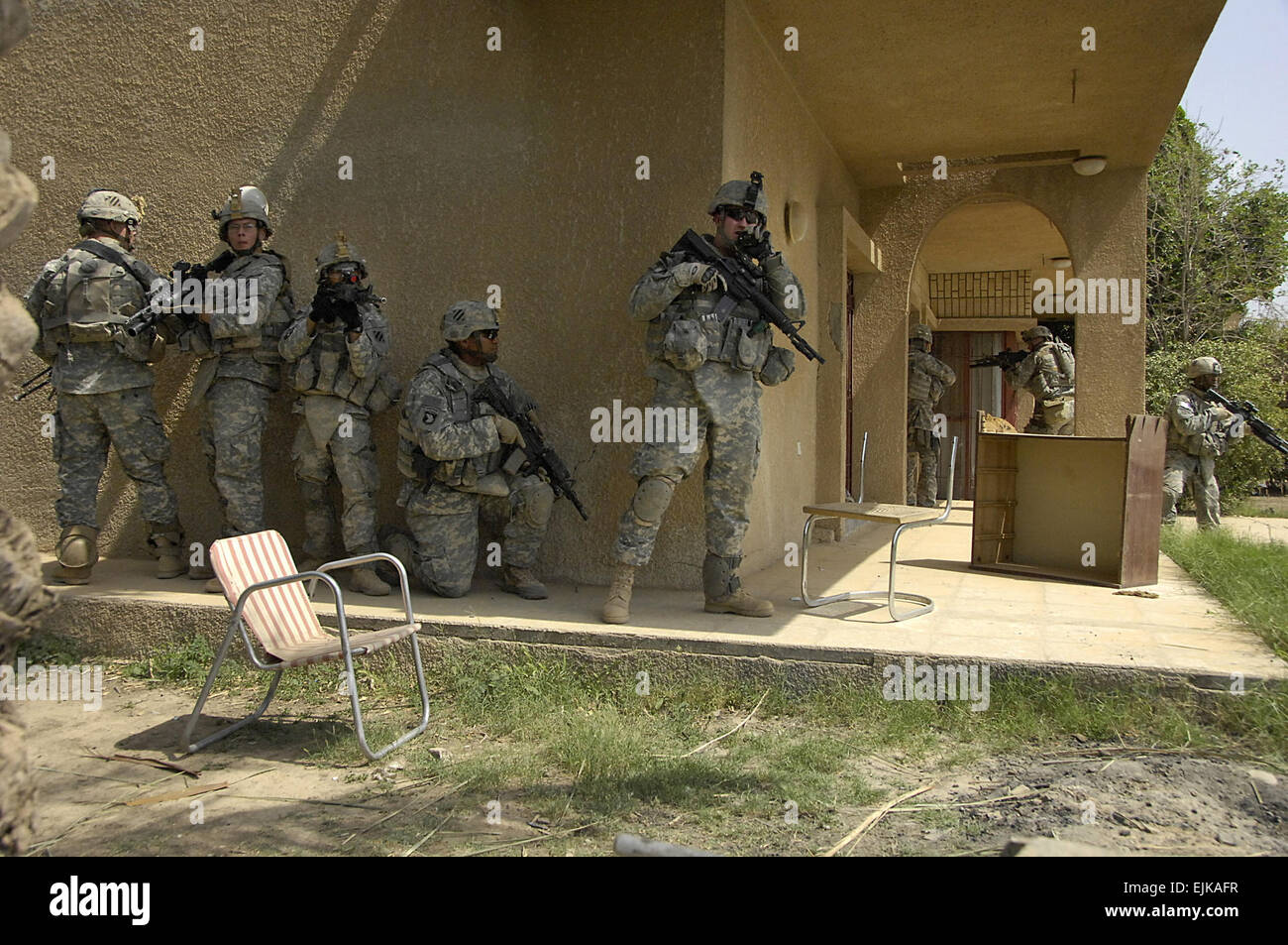 US-Armee Soldaten von Bravo Company, 1. Bataillon, 15. Infanterie-Regiment 3. Heavy Brigade Combat Team, 3. US-Infanteriedivision führen eine Cordon Durchsuchung und Beschlagnahme eines Hauses außerhalb Combat Outpost Carver, Irak, 30. März 2008. Dieses Haus wurde von Al Qaeda operative Abu Ziyad besetzt und ist zu bestätigen oder zu dementieren, dass diente er als Gefängnis für Geiseln durchsucht wird.  SPC. Daniel Herrera Stockfoto