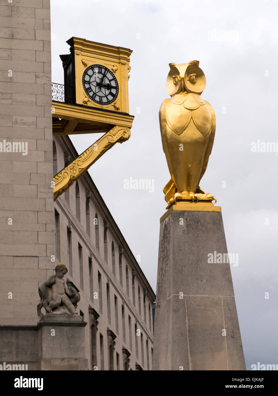 Goldene Eule und Clock im Millennium Square, Leeds Civic Hall, UK Stockfoto