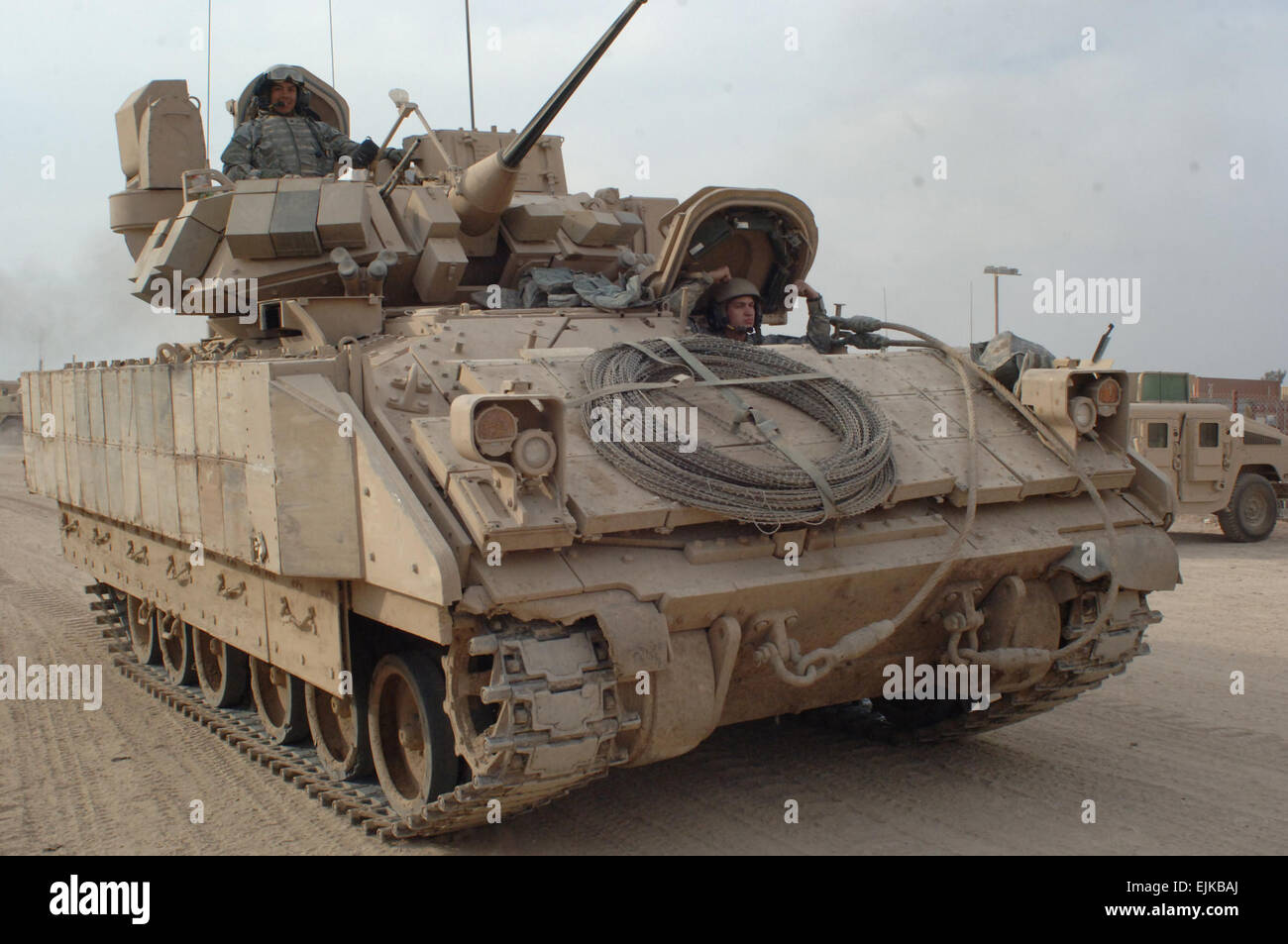 US-Armeesoldaten vom 1. Bataillon, 8. Kavallerie-Regiment, 2nd Infantry Brigade Combat Team befestigt, 2nd Infantry Division fahren ein Bradley Fighting Vehicle, ein Montagebereich im Camp Rustamiyah in East Bagdad, Irak, vor einer Patrouille im Bereich Baladiat 15. Februar 2007.  Staff Sgt Bronco Suzuki Stockfoto