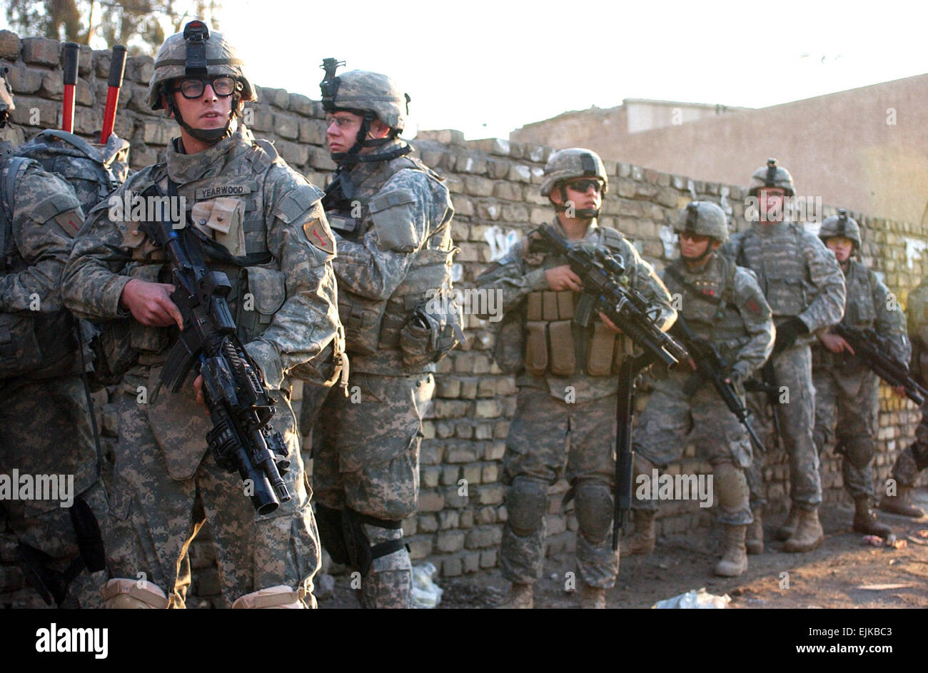 US-Armeesoldaten von Charlie Kompanie, 1. Bataillon, 26. Infanterie-Regiment, 2nd Brigade Combat Team, 1st Infantry Division führen einen Kordon und Betrieb in Al Adhamiya, Irak, 21. Februar 2007 suchen.   Sgt. Jeffrey Alexander Stockfoto