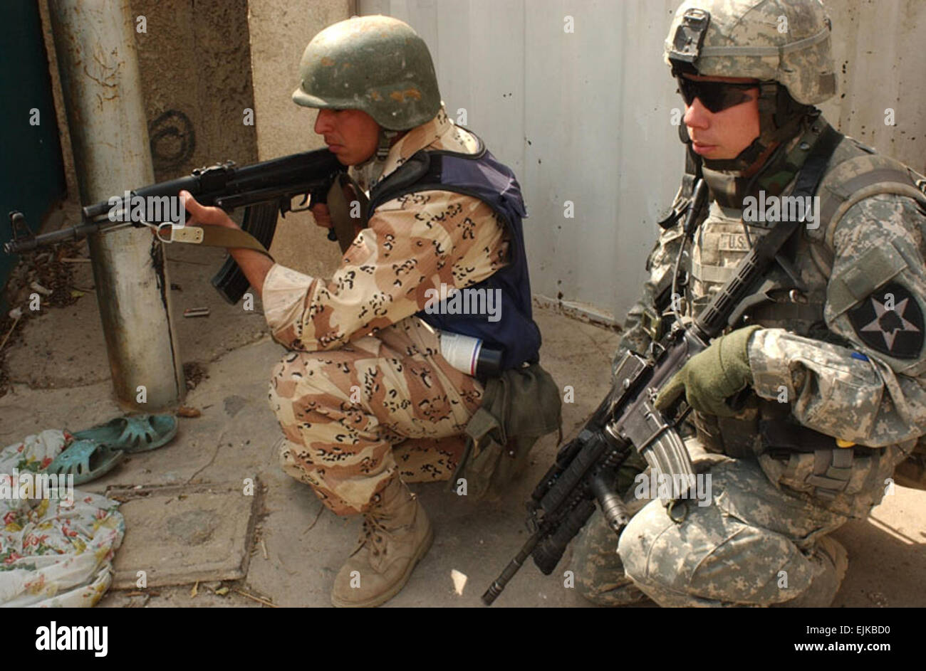 US-Armee Pfc. Jason Kelly bietet von Alpha Company, 1. Bataillon, 23. Infanterie-Regiment, 3rd Brigade Combat Team, 2. US-Infanteriedivision, Sicherheit mit einem irakischen Armee Soldaten während einer kombinierten Kordon und Suche in Ghazaliya, Irak, 21. März 2007.  Sgt. Tierney P. Nowland Stockfoto