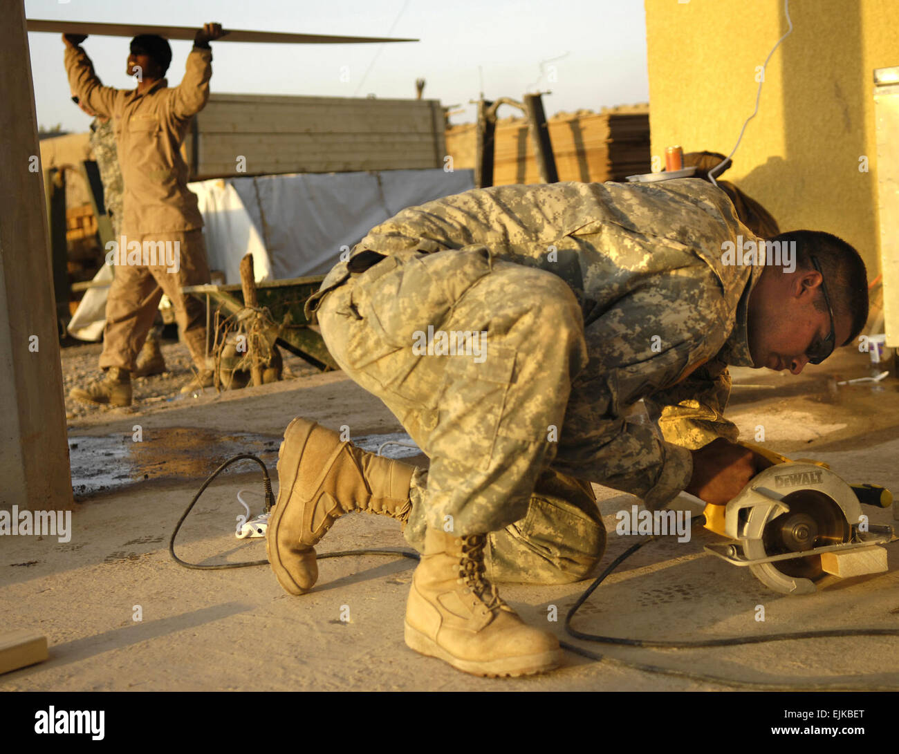 US Army Staff Sgt William Parker und Pfc. Rondy Rechirei, Ingenieure, Schnittholz, das verwendet wird, um Fenster und Türen in Shakarat, Irak, 22. März 2007 schließen. Die Soldaten sind von Alpha Company, 6. Bataillon, 9. Kavallerie-Regiment, 3rd Brigade Combat Team, 1. Kavallerie-Division und sind in Shakarat mit Othe Soldaten Durchführung von Patrouillen und Gebäude Vorposten Armee bekämpfen.   Staff Sgt Stacy L. Pearsall Stockfoto