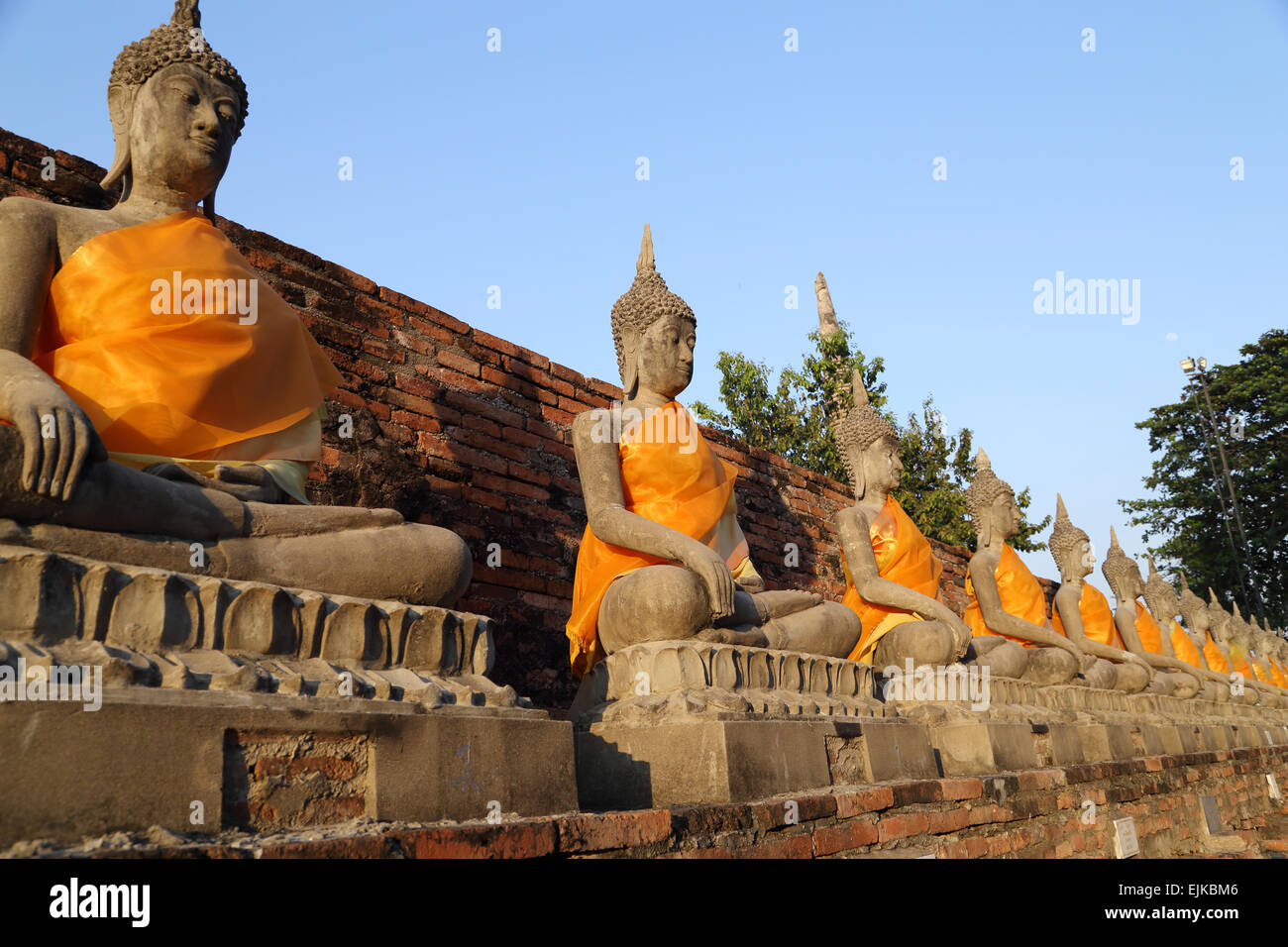 Status der Buddha am Wat Yai Chaimongkol in Ayutthaya, Thailand Stockfoto