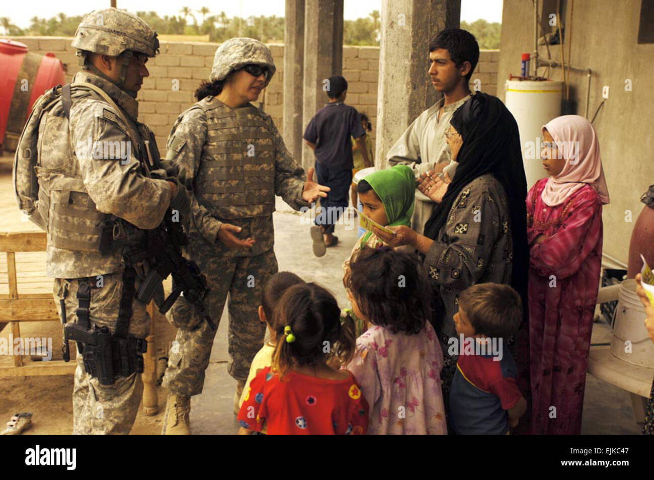 US-Armeesoldaten des 4. Bataillons angebracht, 31. Infanterie-Regiment Frage eines irakischen Zivilisten bei der Suche nach drei vermissten Soldaten in den Straßen von Yusifiyah, Irak, 16. Mai 2007.   Staff Sgt Dennis J. Henry Jr.. Stockfoto