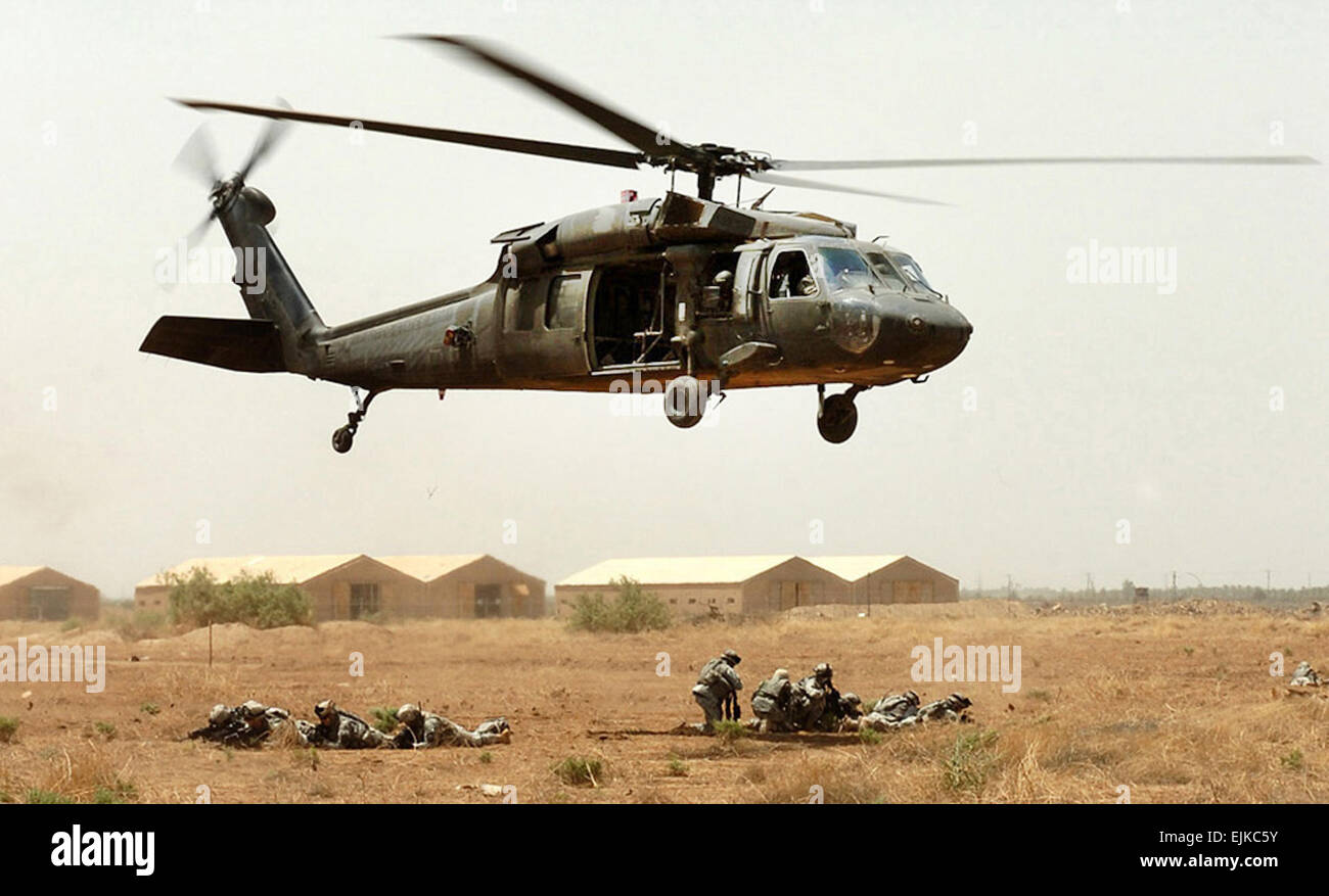 Soldaten aus der Batterie C, 1. Bataillon, 37. Feldartillerie-Regiment, 2nd Infantry Division einnehmen nach Beenden von einem UH-60 Black Hawk Hubschrauber während ein abgestürztes Flugzeug-Übung auf Camp Taji, Irak defensive Positionen. Die Soldaten haben andere Klassen, die 1. Kavallerie-Brigade der Luft gehalten haben, einschließlich der Flugzeuge Ausrichtung abgeschlossen und Einarbeitung, um in Reaktion auf eine Situation abgestürztes Flugzeug beherrschen sagte Lake Arrowhead, Calif., native Capt Jeorge König, ein AH - 64D Apache-Hubschrauber-Pilot und Kommandant des Hauptquartiers und Stabskompanie, 1. ACB, 1. Stockfoto