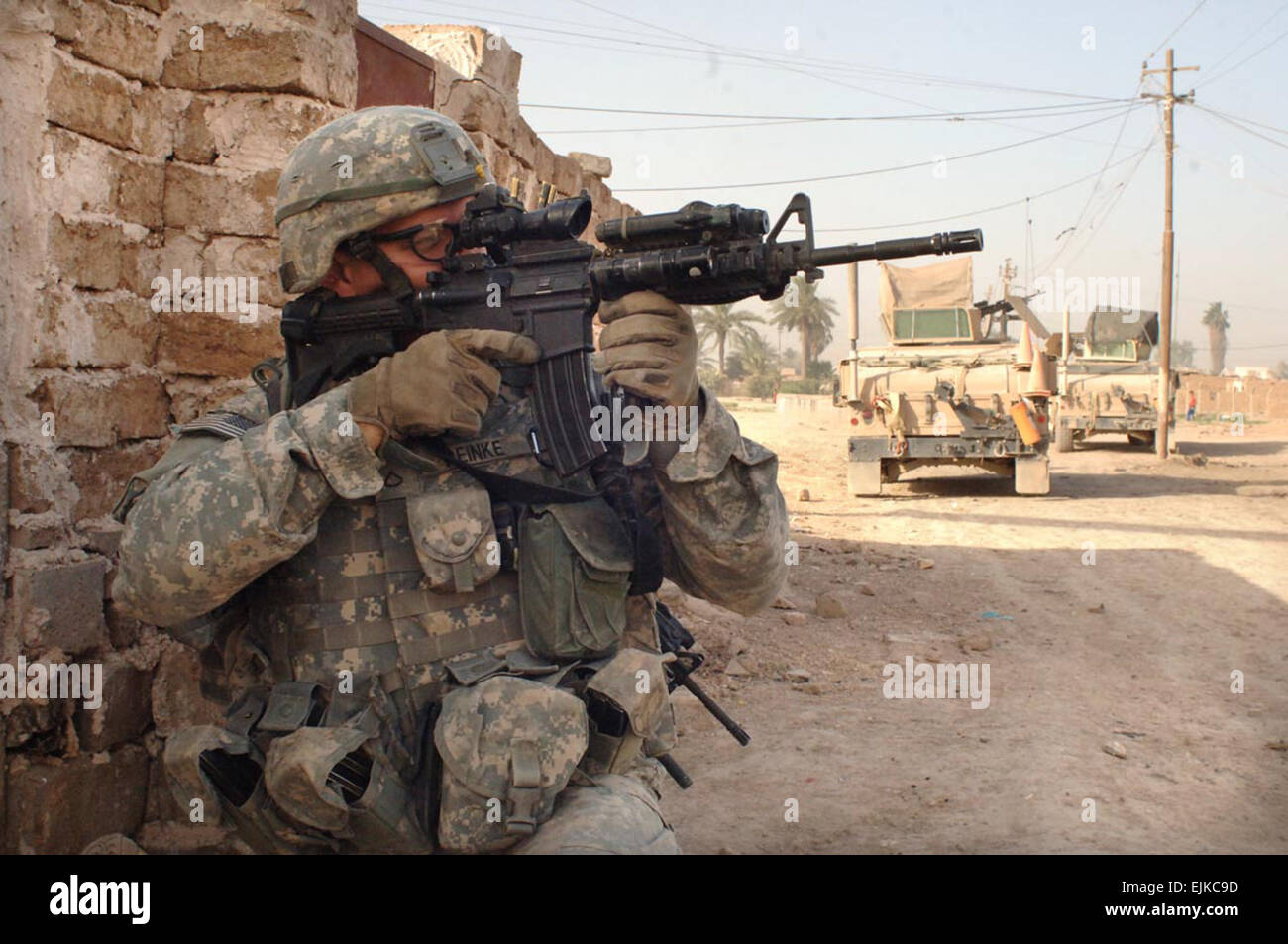 US-Armee Pfc. Andrew Reinke scannt seinen Sektor für Scharfschützen während des Betriebs mit Soldaten der irakischen Armee im Bereich Khamaliyah von Bagdad, Irak, 27. Juni 2007.  Staff Sgt Bronco Suzuki Stockfoto