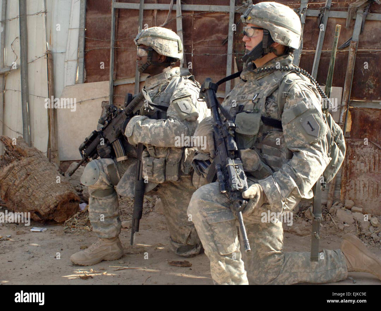 US-Armee Pfc. Andrew Reinke, rechts, und Captain Jermaine Hampton sorgen für Sicherheit bei Operationen mit Soldaten der irakischen Armee im Bereich Khamaliyah von Bagdad, Irak, 27. Juni 2007.  Staff Sgt Bronco Suzuki Stockfoto