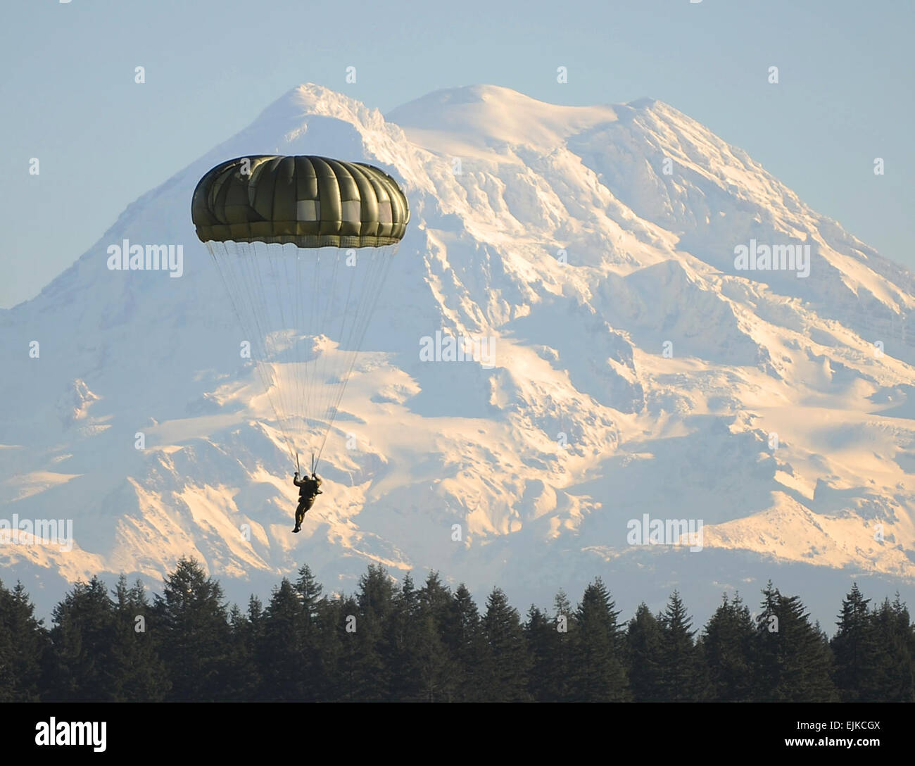 Kanadische spezielle Operationen Soldat steigt vor Mt. Rainier auf Fort Lewis, Washington, nach dem Sprung mit US 1st Special Forces Group Soldaten 2 Dez. in Menton-Woche. Die einwöchigen Feier führt hinauf zum 65. jährlichen Menton Day, der die Inaktivierung der kombinierten US und kanadische erste Special Service Force am 5. Dezember 1944 erinnert.         Eine besondere Feier: USA, kanadische Spezialeinheiten Gedenken gemeinsame Anstrengungen während WWII /-news/2009/12/11/31697-a-special-celebration-us-canadian-special-forces-commemorate-combined-efforts-during-wwii/index.html Stockfoto